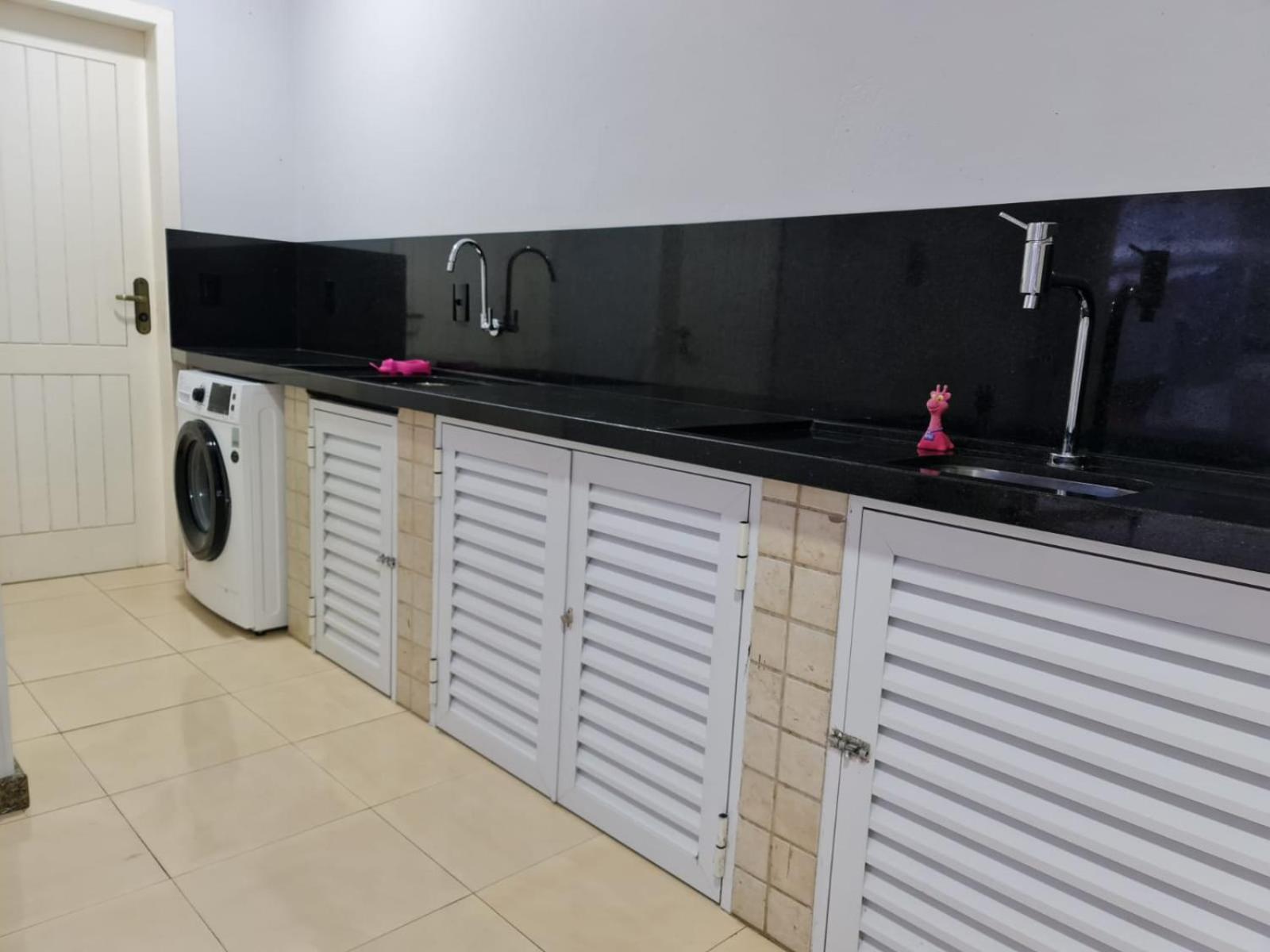 Casa Rosa com 7 quartos - Edícula completa a 150 metros da Praia