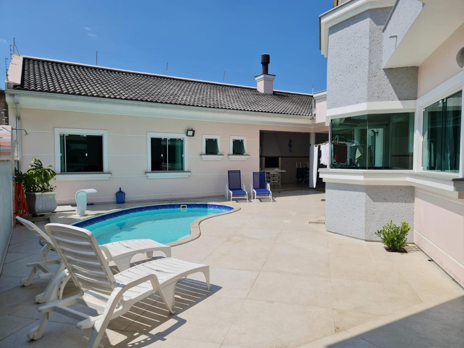 Casa Rosa com 7 quartos - Edícula completa a 150 metros da Praia