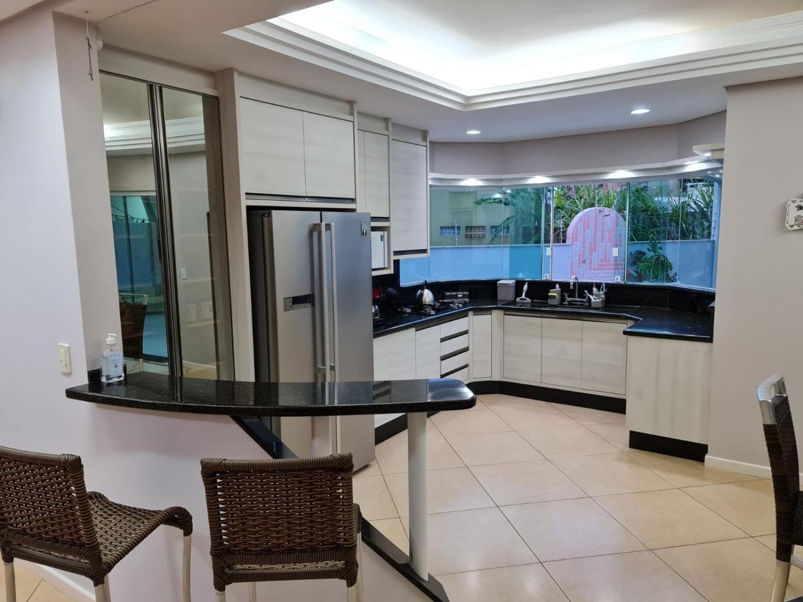 Casa Rosa com 7 quartos - Edícula completa a 150 metros da Praia