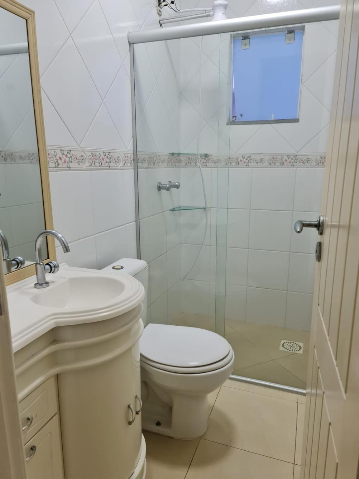 Casa Rosa com 7 quartos - Edícula completa a 150 metros da Praia