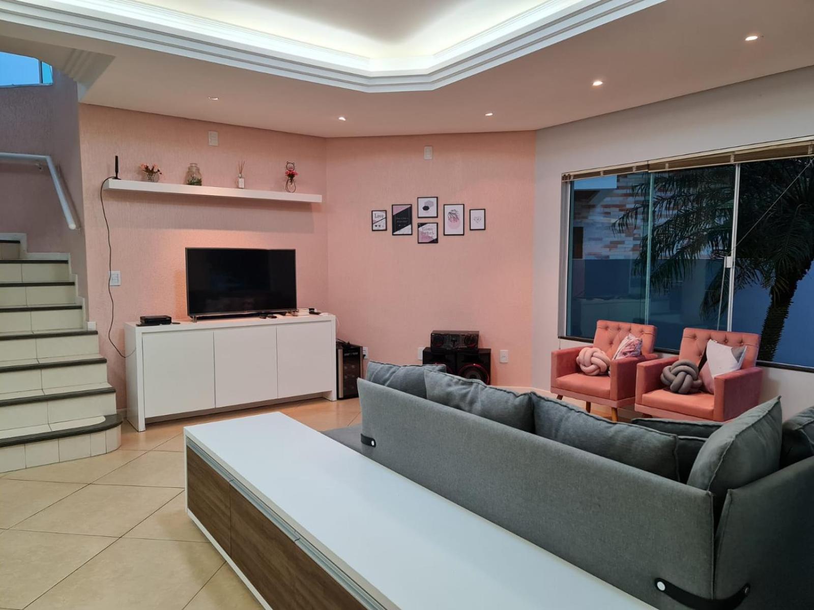 Casa Rosa com 7 quartos - Edícula completa a 150 metros da Praia