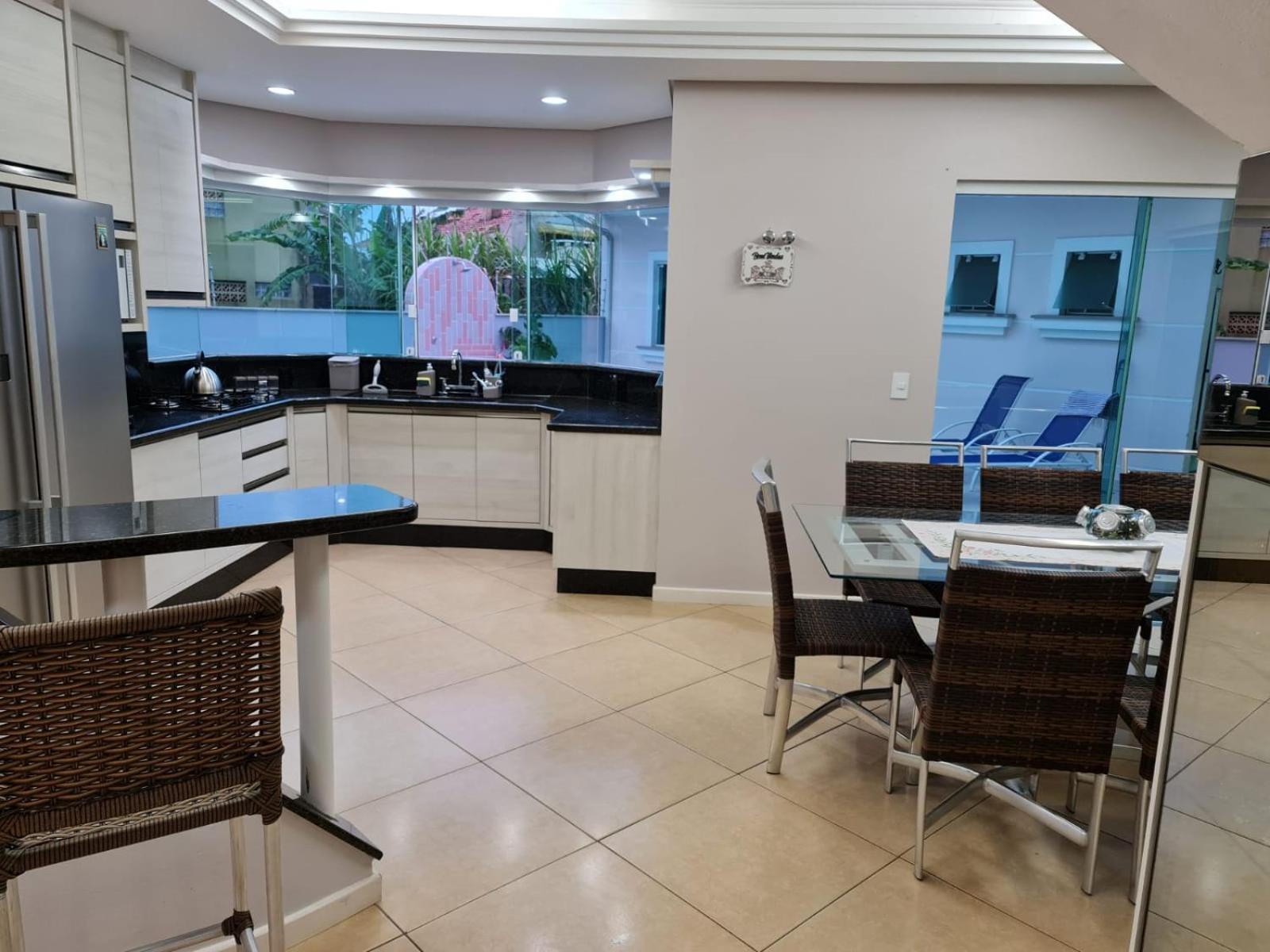 Casa Rosa com 7 quartos - Edícula completa a 150 metros da Praia