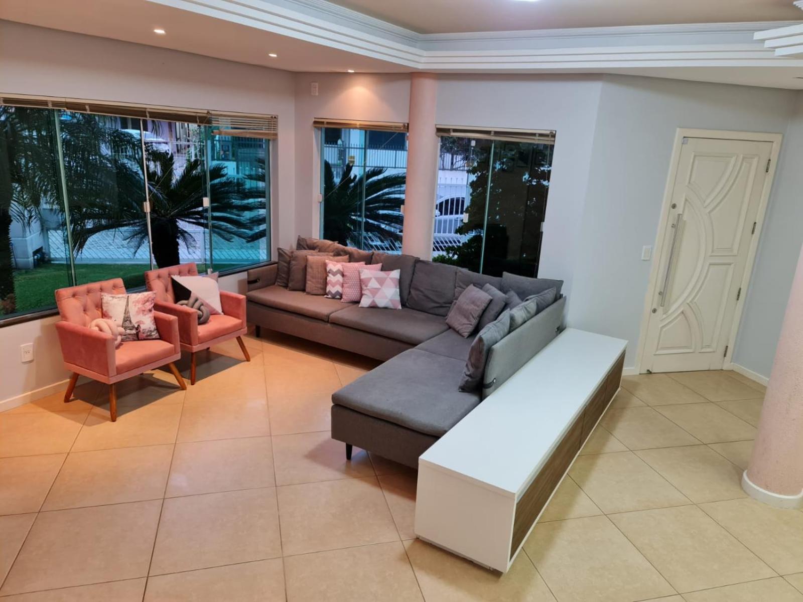 Casa Rosa com 7 quartos - Edícula completa a 150 metros da Praia