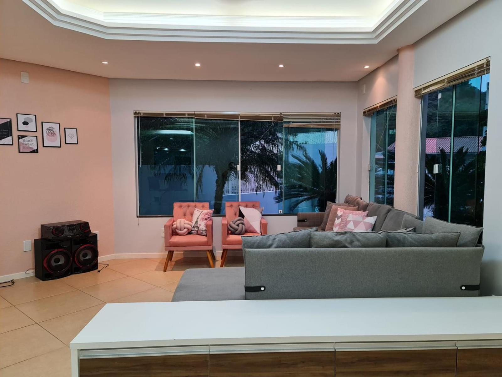 Casa Rosa com 7 quartos - Edícula completa a 150 metros da Praia