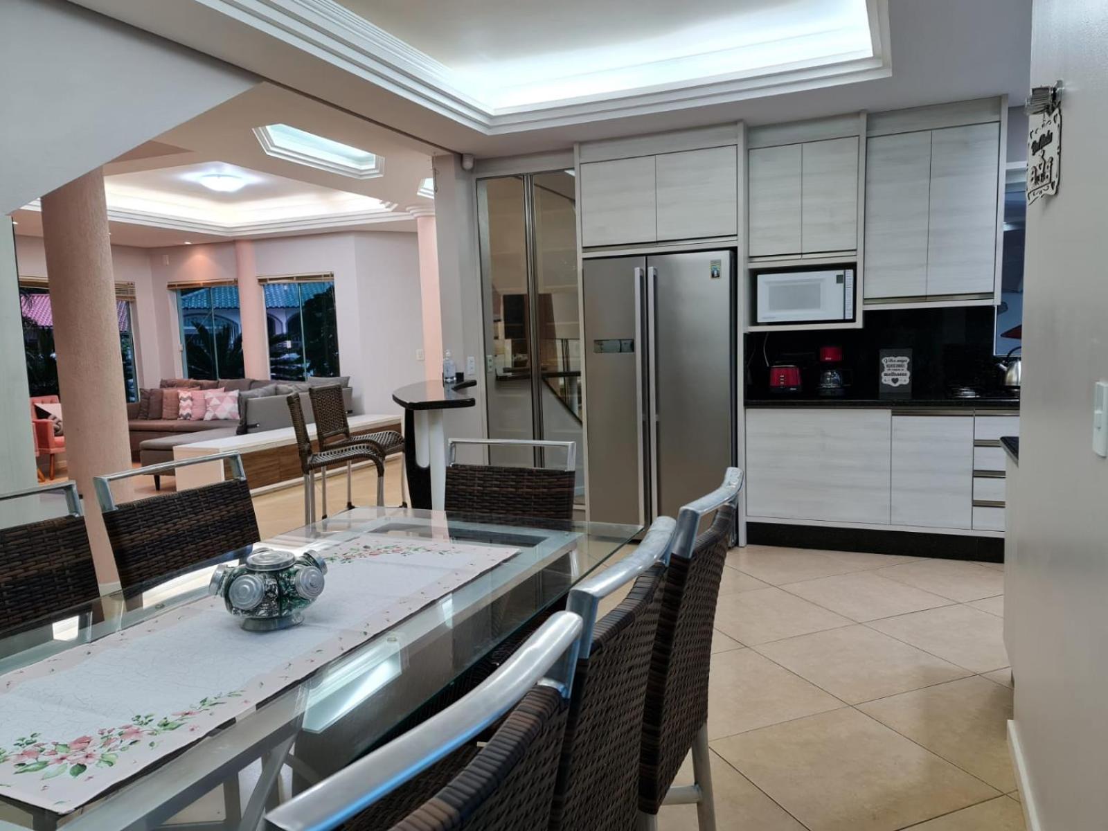 Casa Rosa com 7 quartos - Edícula completa a 150 metros da Praia