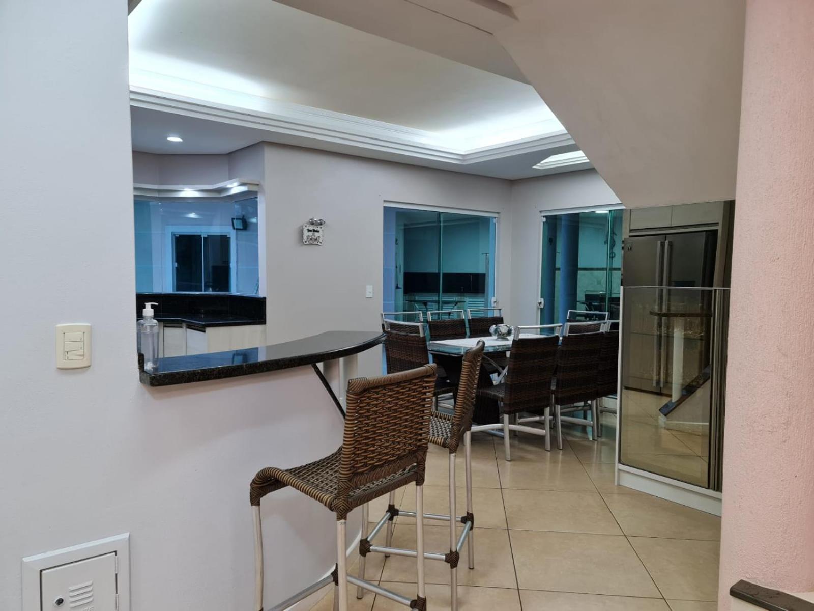 Casa Rosa com 7 quartos - Edícula completa a 150 metros da Praia