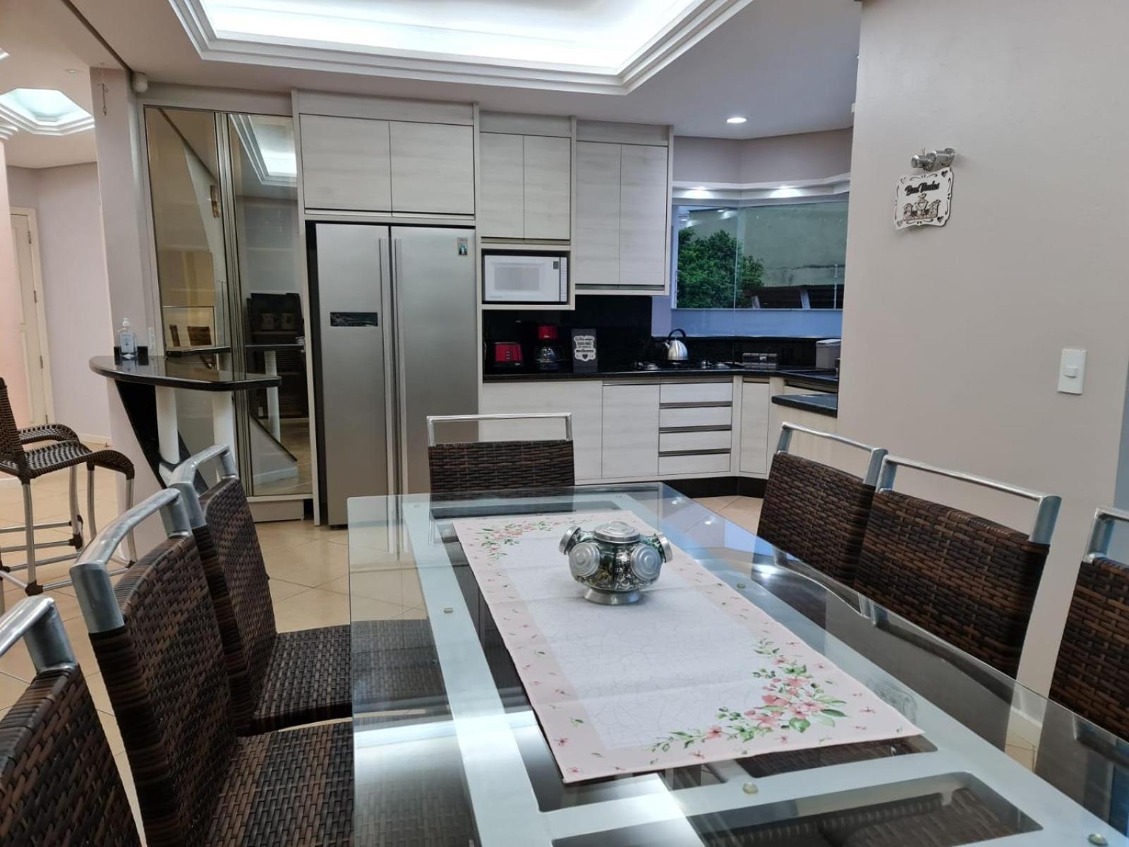 Casa Rosa com 7 quartos - Edícula completa a 150 metros da Praia