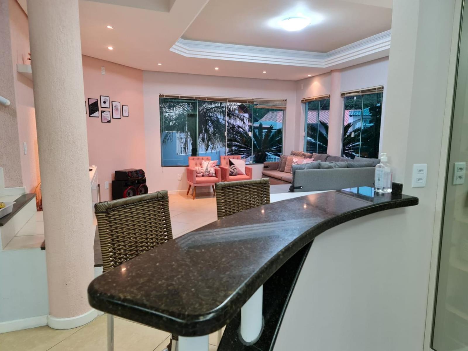 Casa Rosa com 7 quartos - Edícula completa a 150 metros da Praia