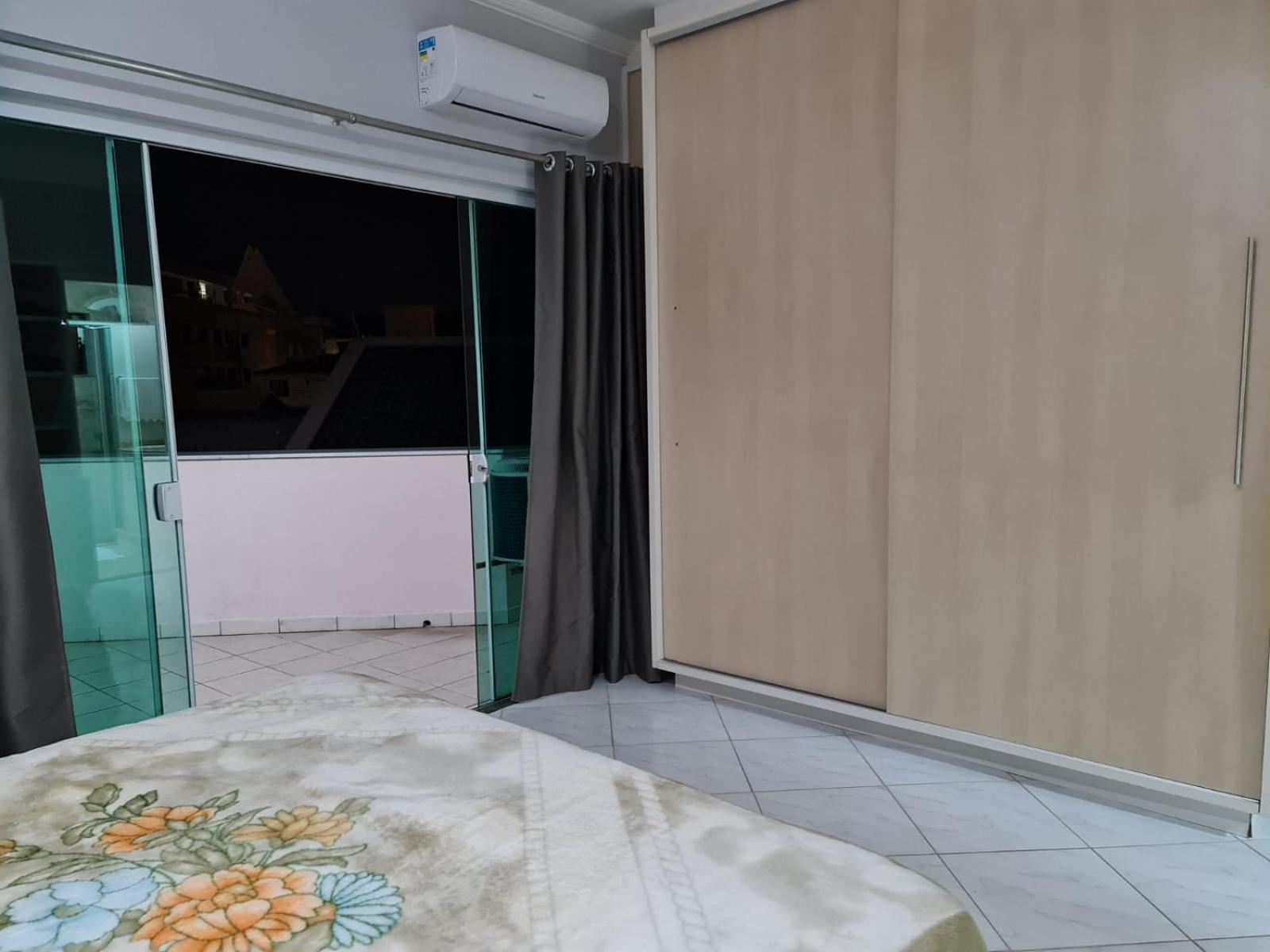 Casa Rosa com 7 quartos - Edícula completa a 150 metros da Praia