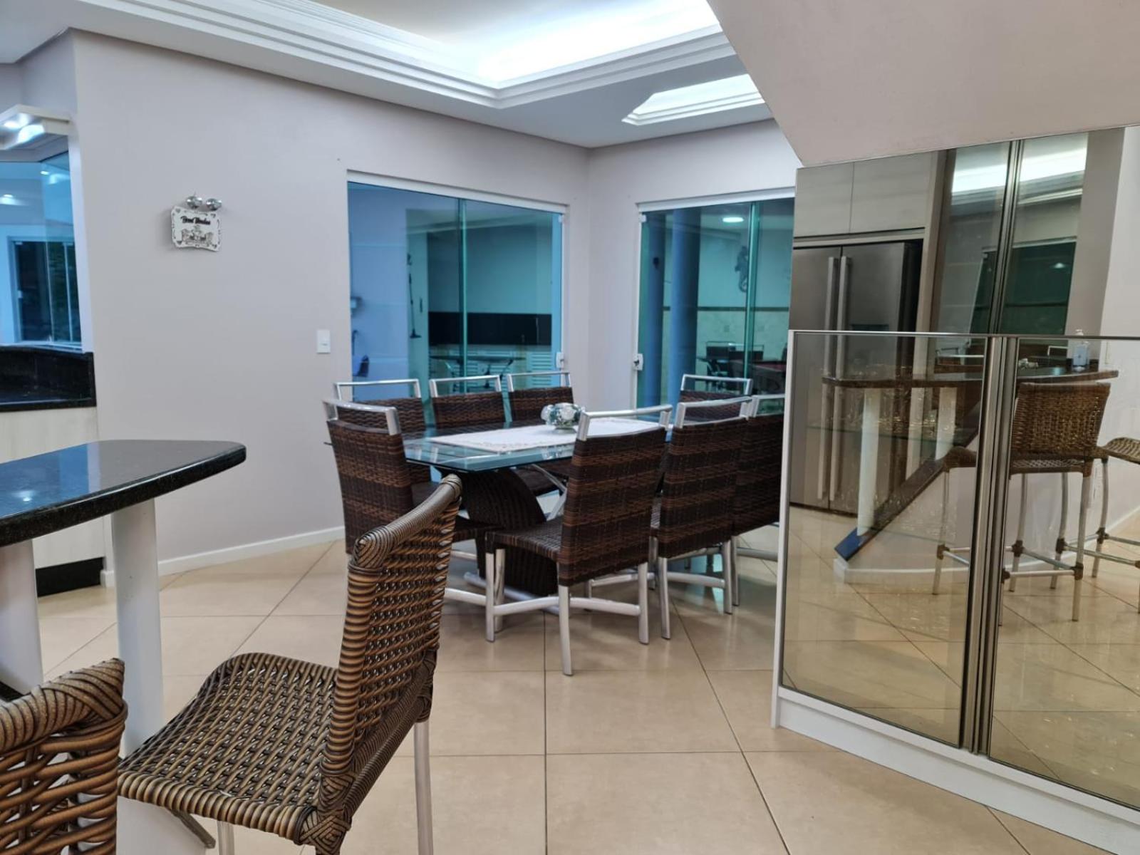 Casa Rosa com 7 quartos - Edícula completa a 150 metros da Praia