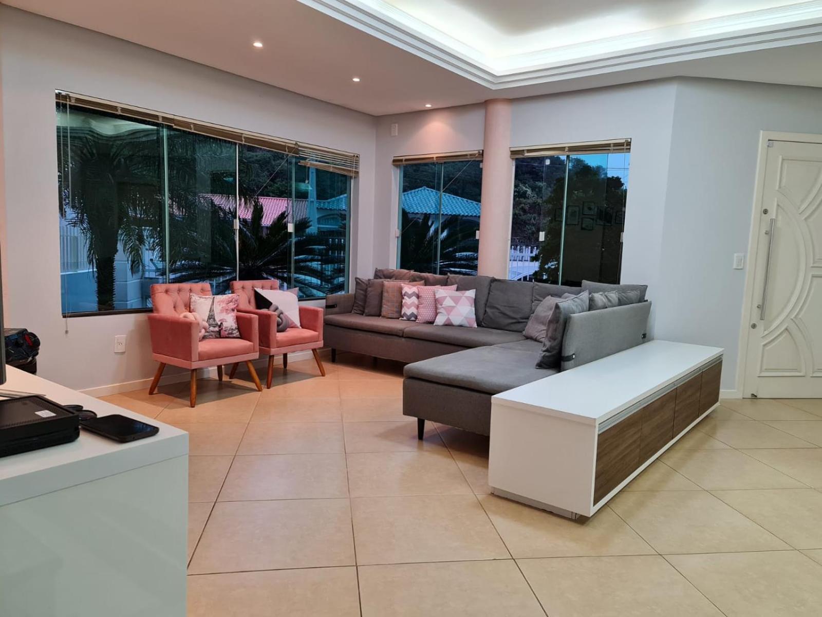 Casa Rosa com 7 quartos - Edícula completa a 150 metros da Praia