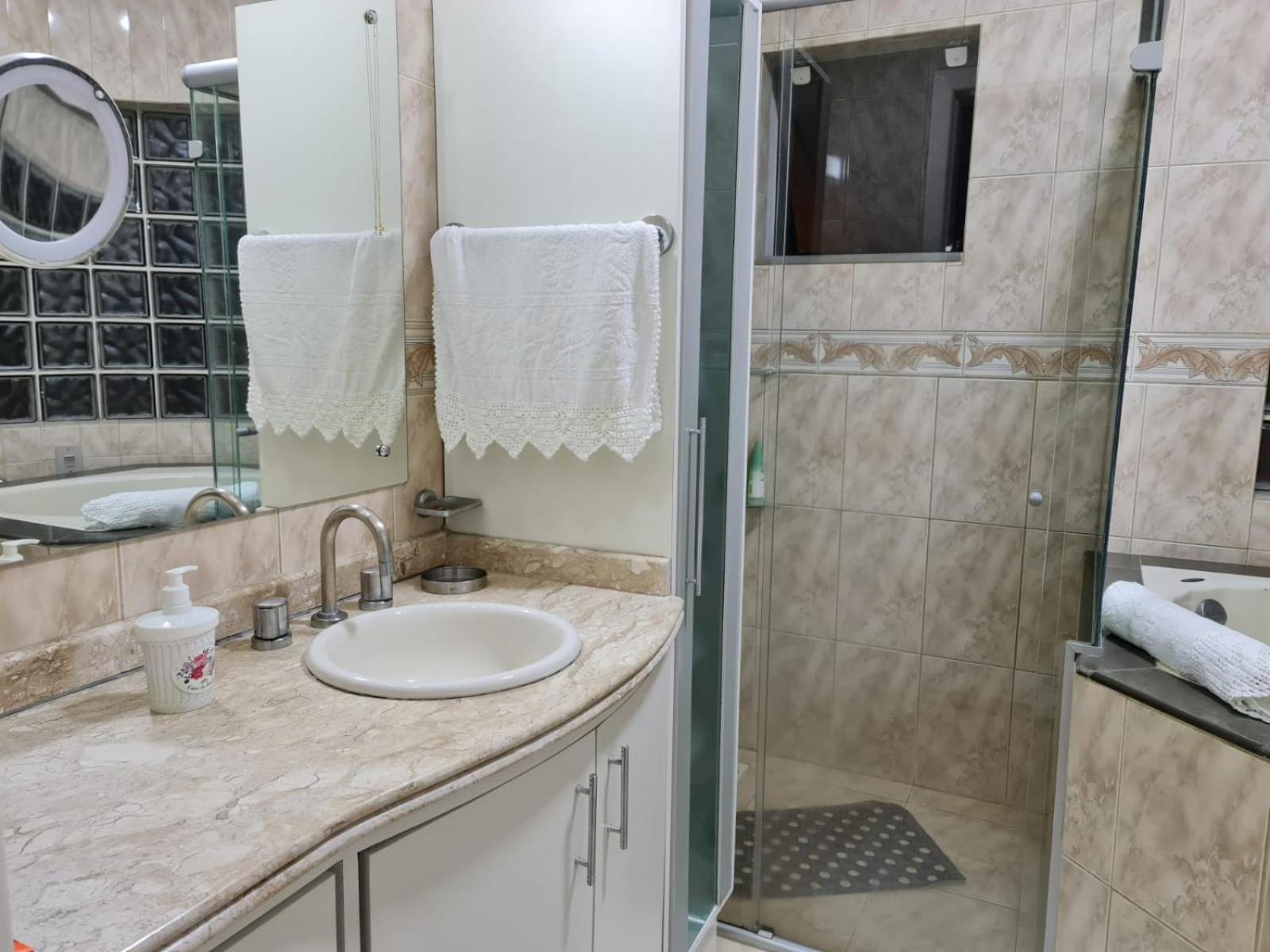 Casa Rosa com 7 quartos - Edícula completa a 150 metros da Praia