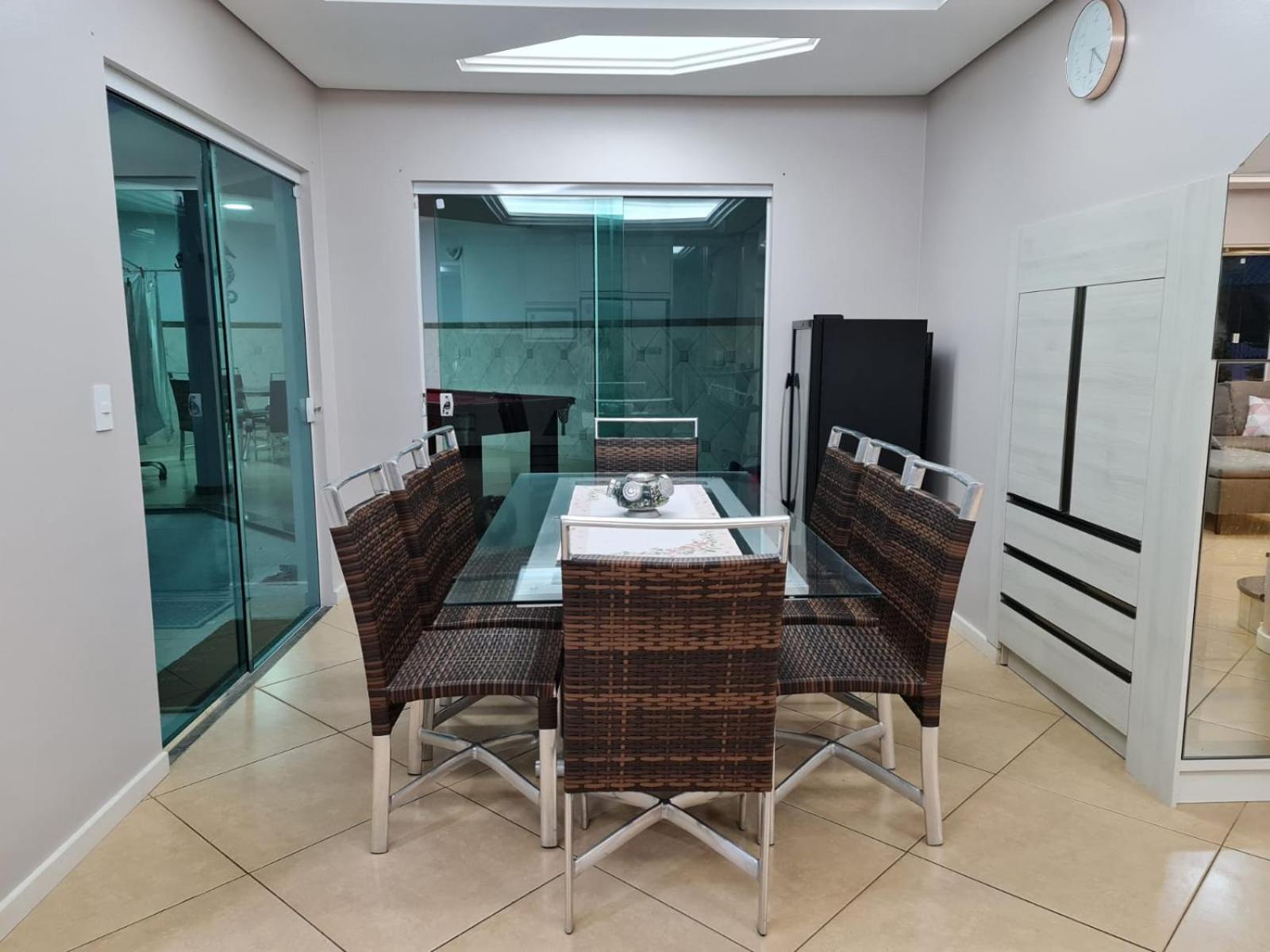 Casa Rosa com 7 quartos - Edícula completa a 150 metros da Praia