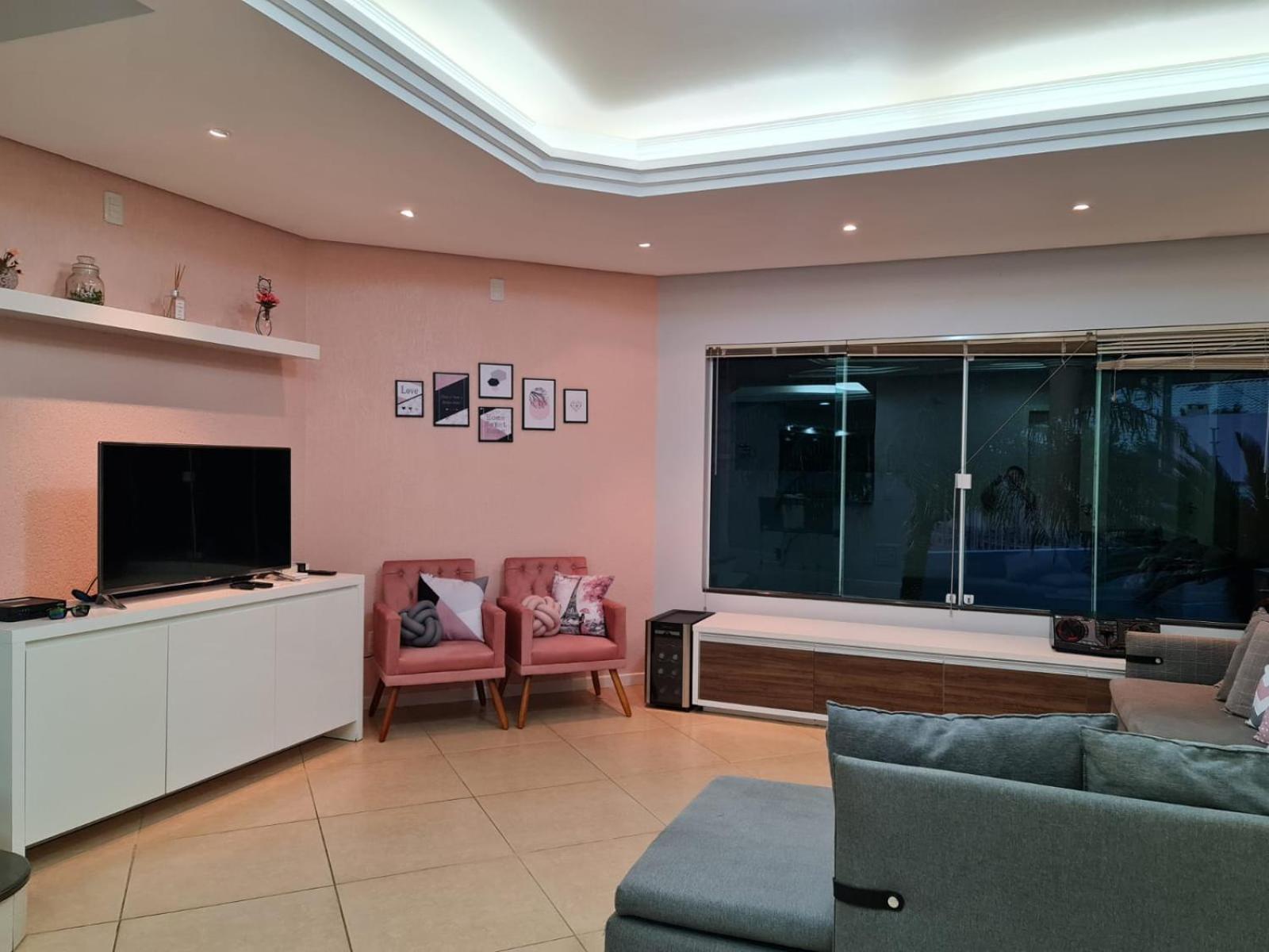 Casa Rosa com 7 quartos - Edícula completa a 150 metros da Praia