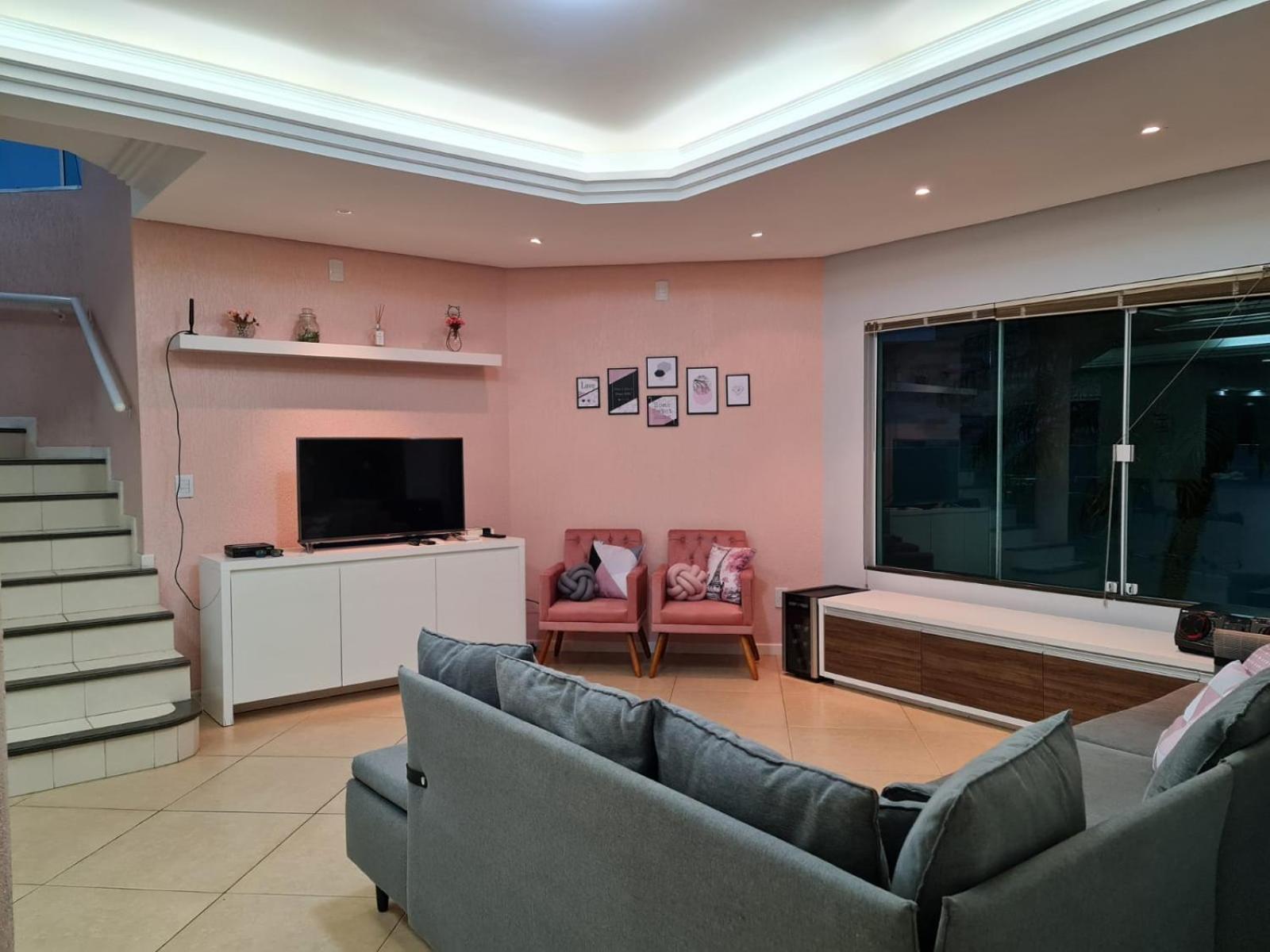 Casa Rosa com 7 quartos - Edícula completa a 150 metros da Praia