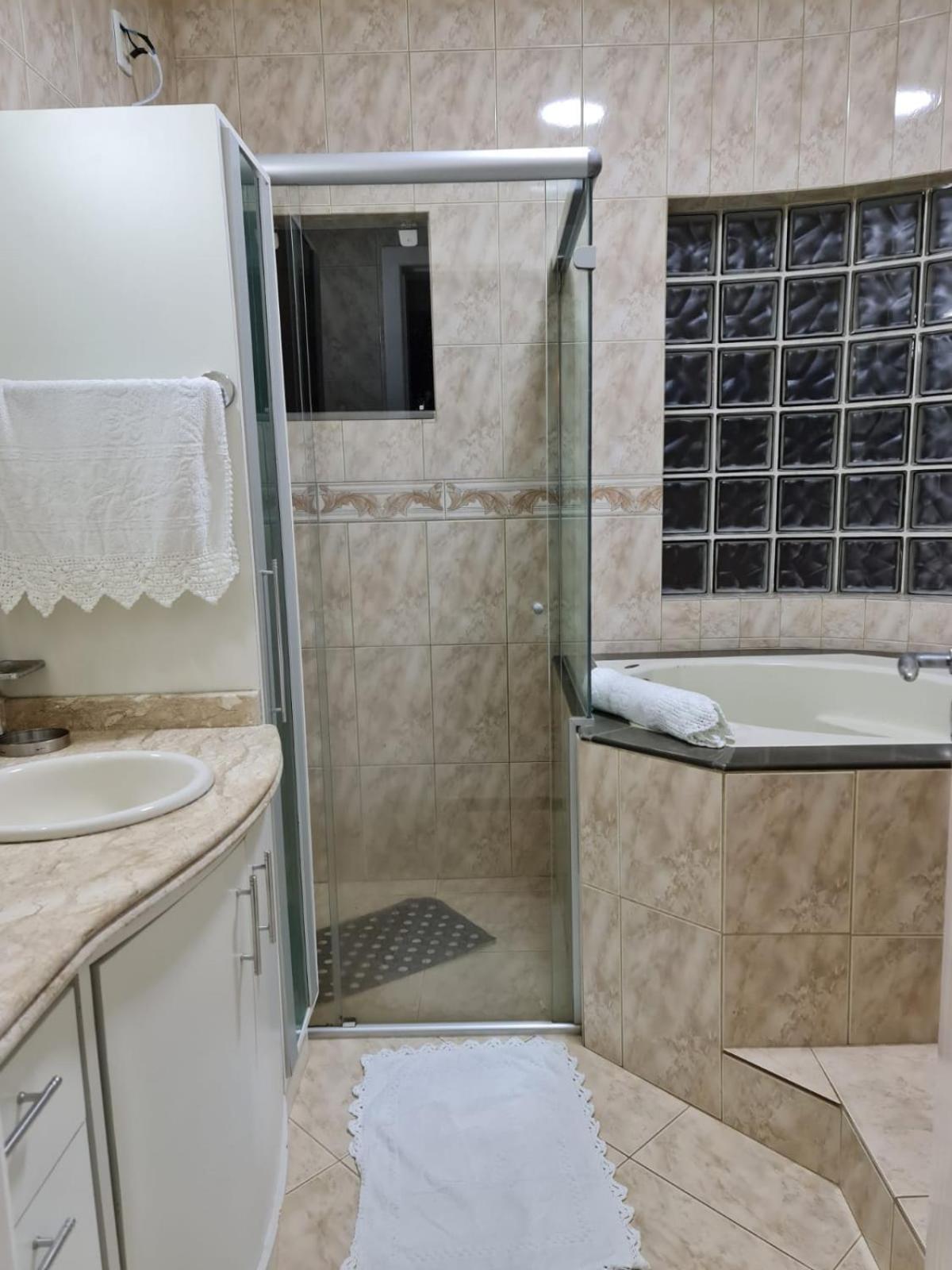Casa Rosa com 7 quartos - Edícula completa a 150 metros da Praia