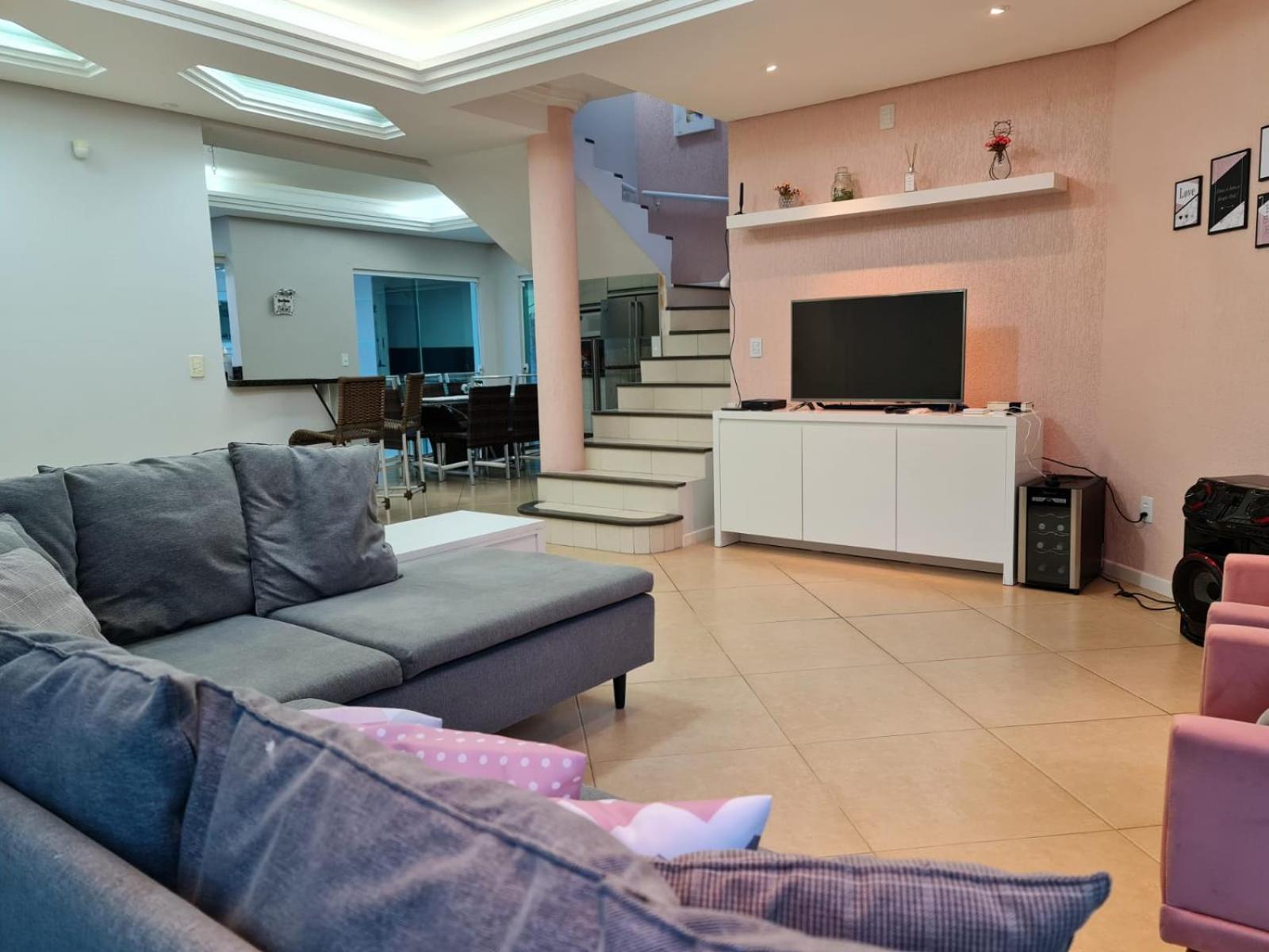 Casa Rosa com 7 quartos - Edícula completa a 150 metros da Praia