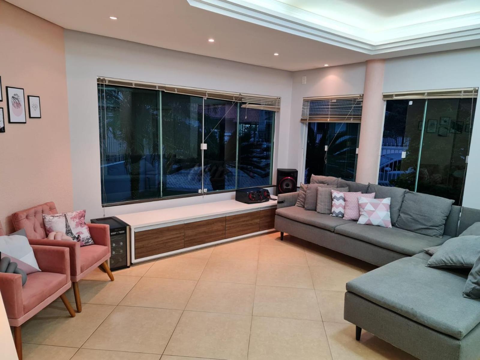 Casa Rosa com 7 quartos - Edícula completa a 150 metros da Praia