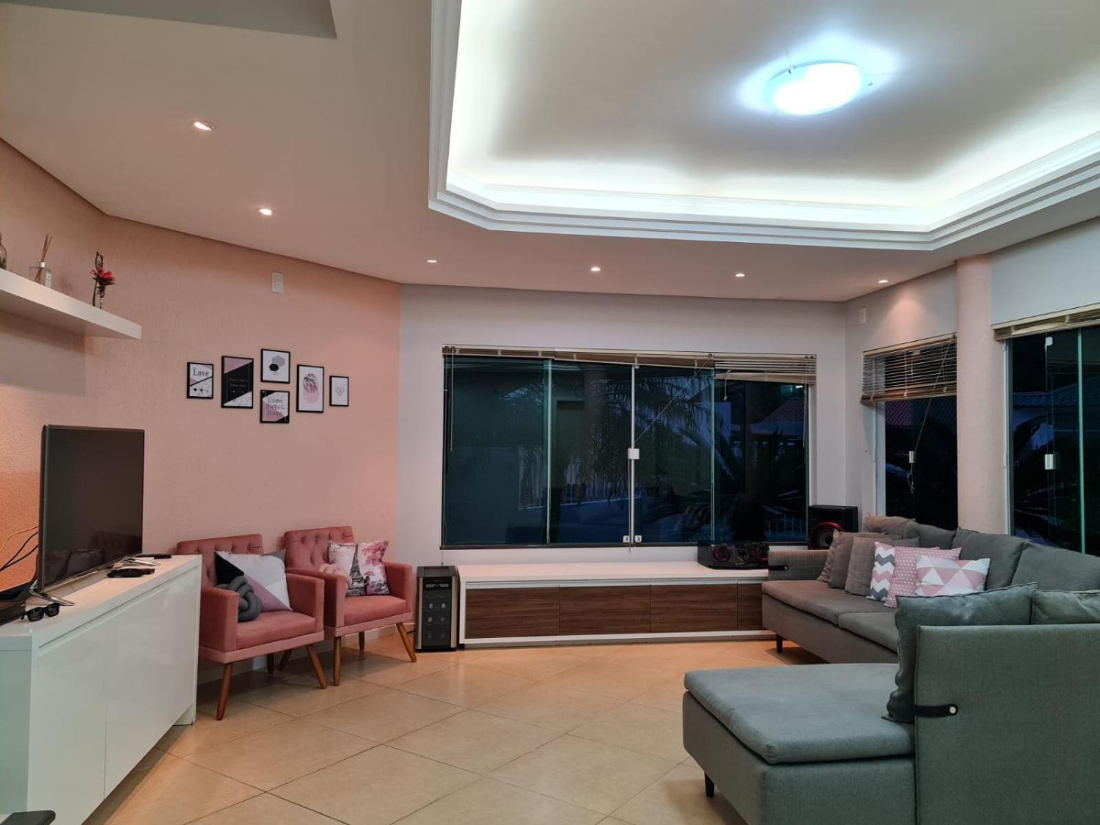 Casa Rosa com 7 quartos - Edícula completa a 150 metros da Praia