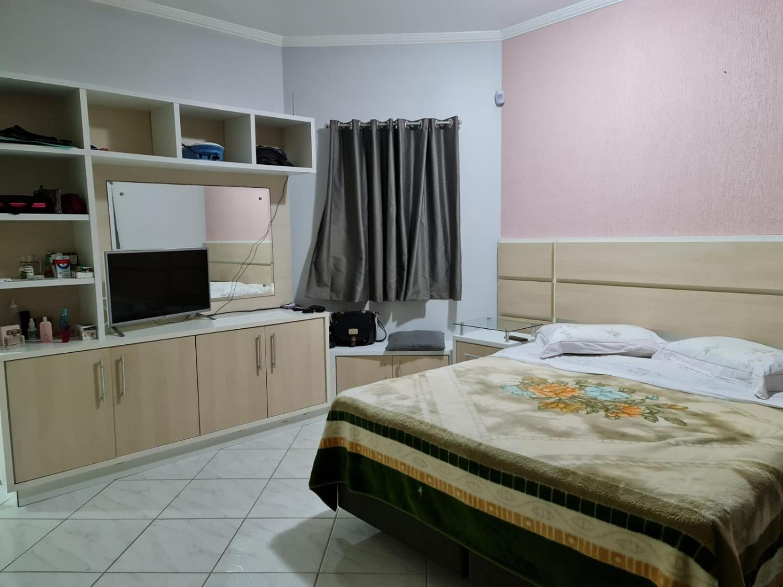 Casa Rosa com 7 quartos - Edícula completa a 150 metros da Praia