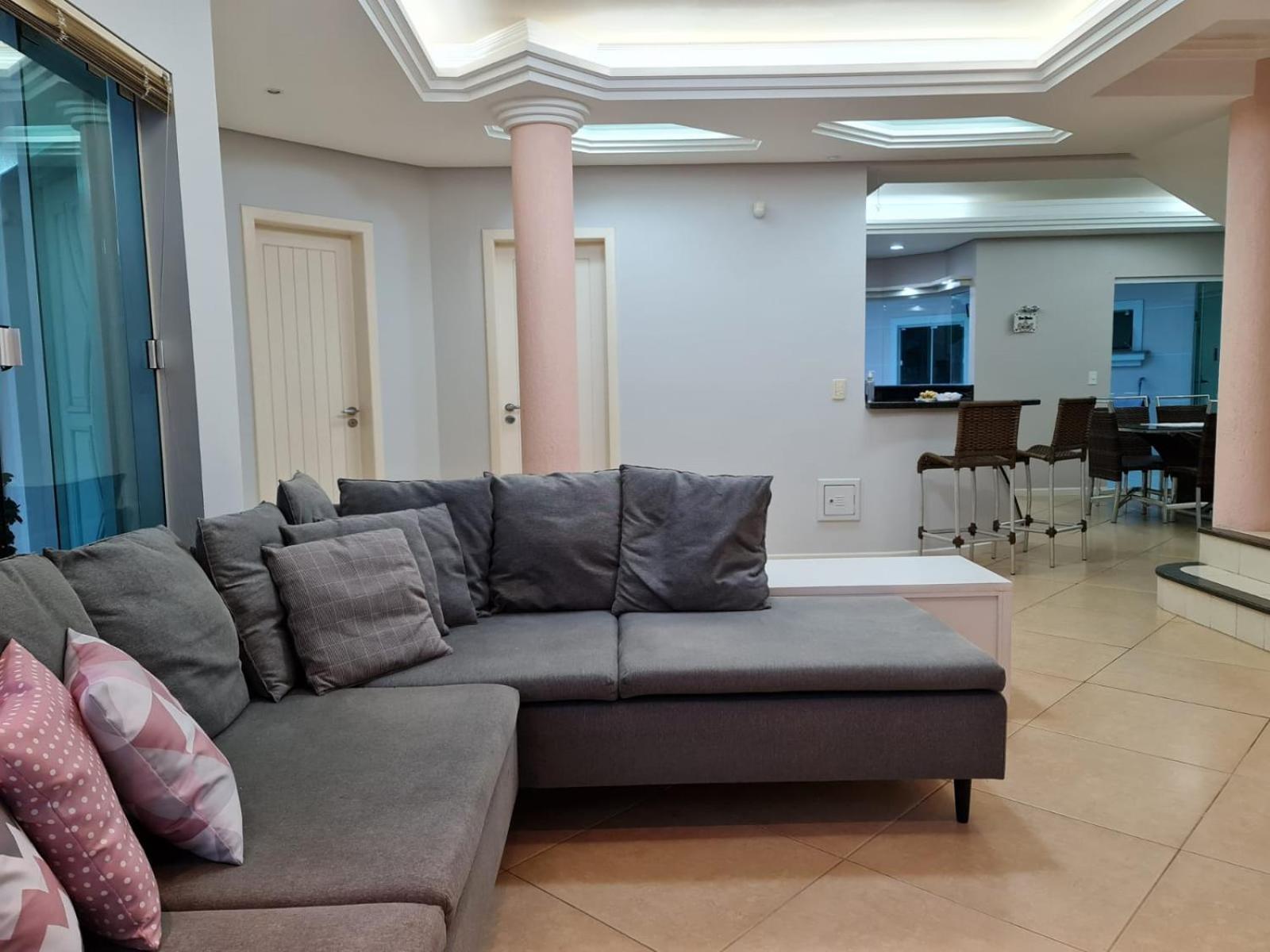 Casa Rosa com 7 quartos - Edícula completa a 150 metros da Praia