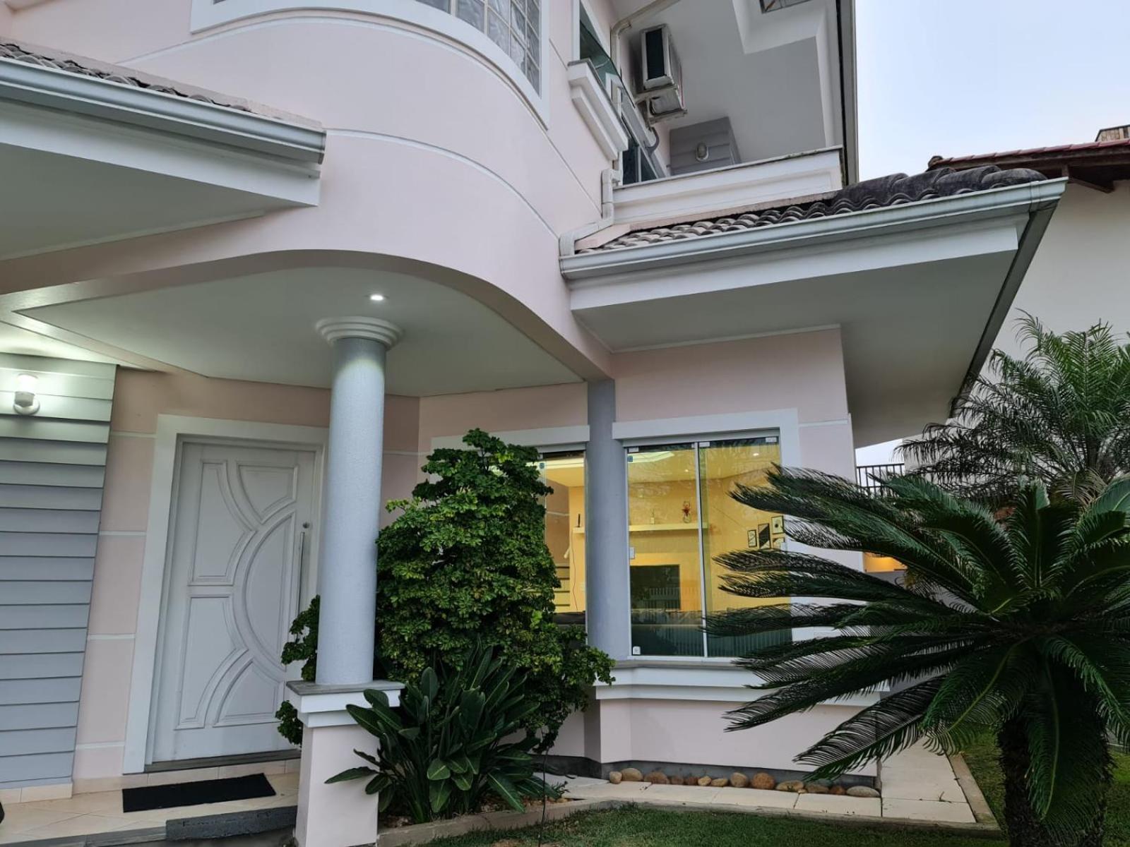 Casa Rosa com 7 quartos - Edícula completa a 150 metros da Praia