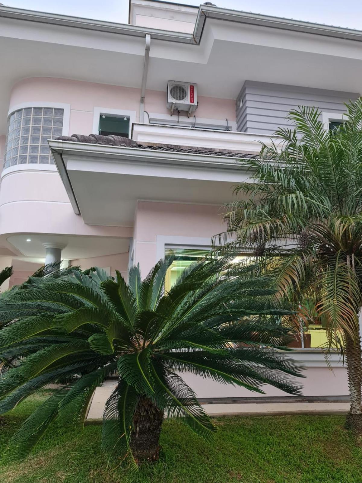 Casa Rosa com 7 quartos - Edícula completa a 150 metros da Praia