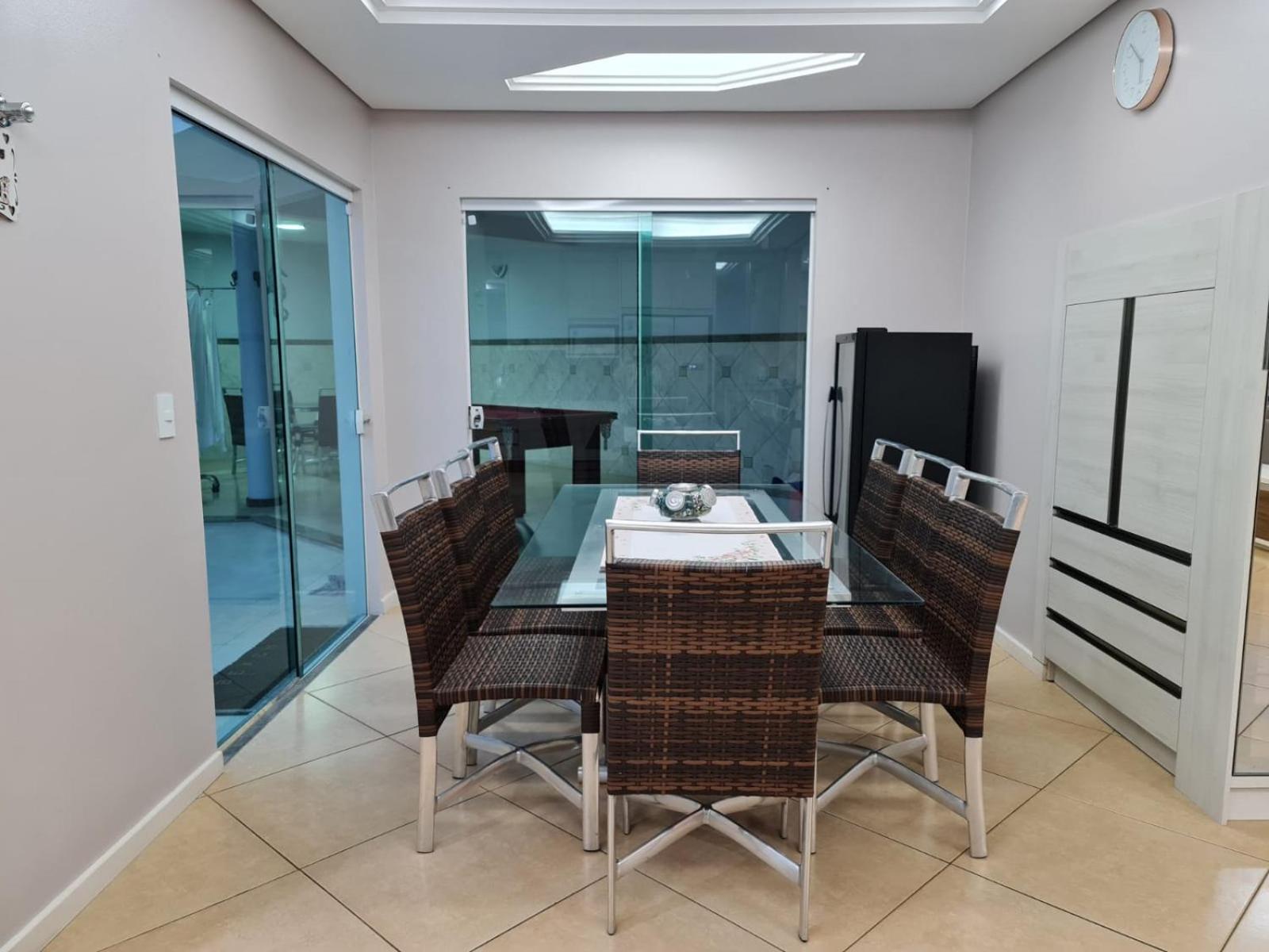 Casa Rosa com 7 quartos - Edícula completa a 150 metros da Praia