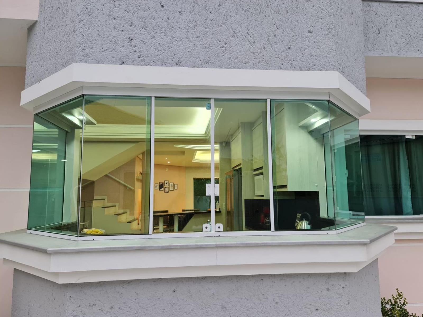 Casa Rosa com 7 quartos - Edícula completa a 150 metros da Praia