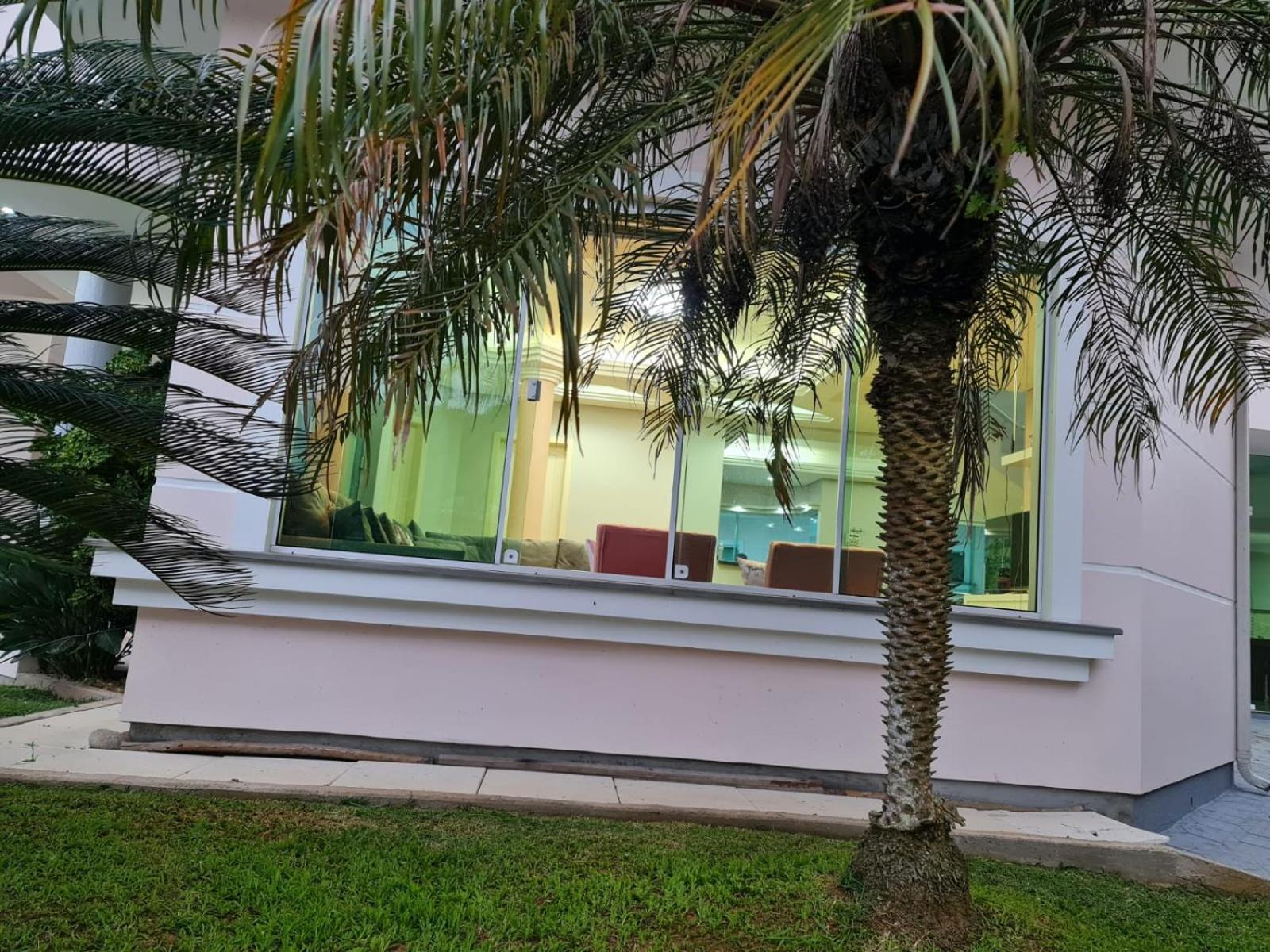 Casa Rosa com 7 quartos - Edícula completa a 150 metros da Praia
