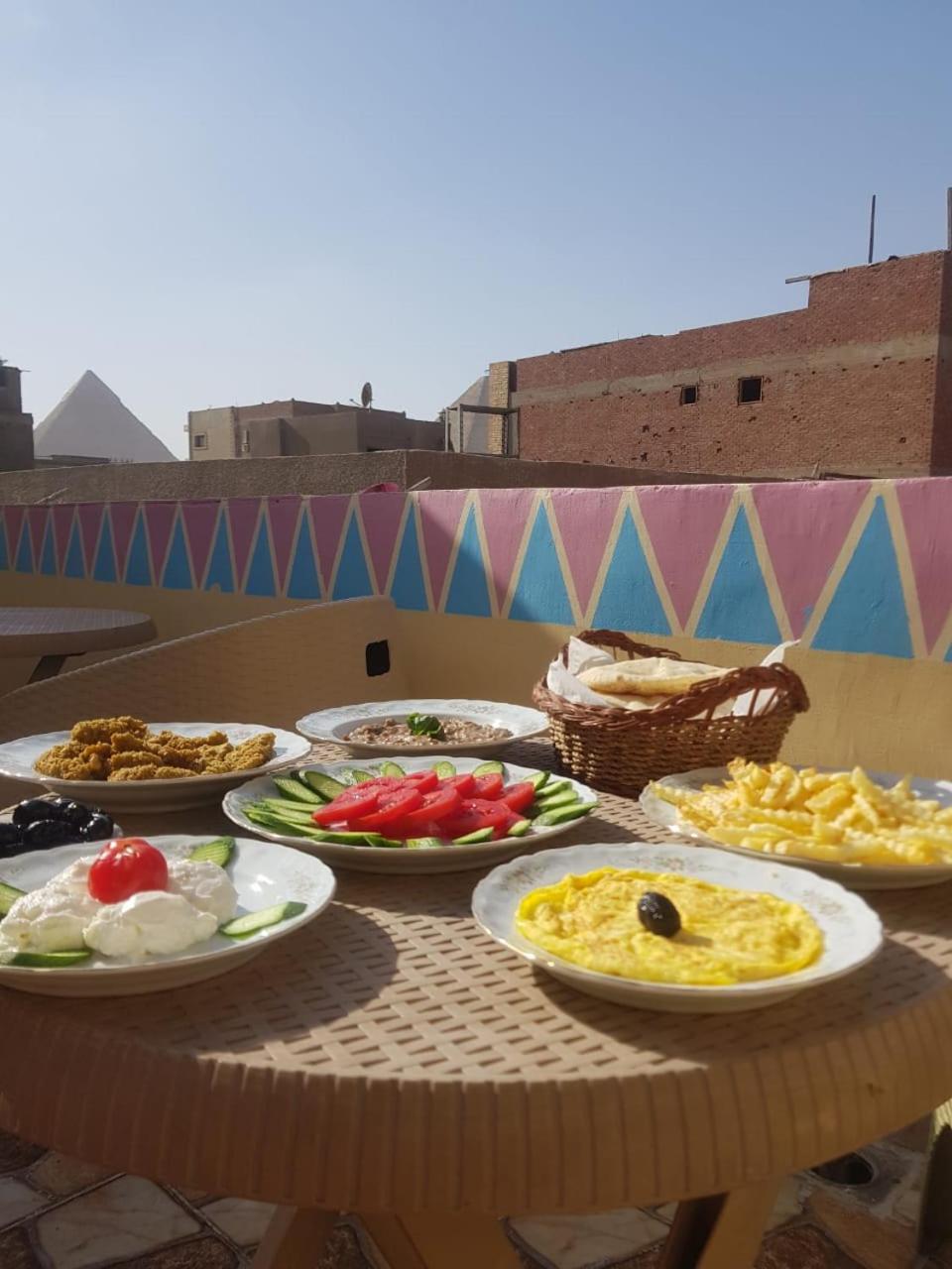 Jana Pyramids view inn