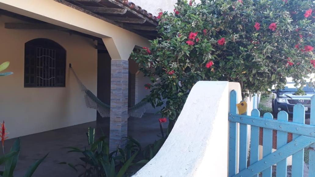Aluga-se casa perto da orla para temporada.