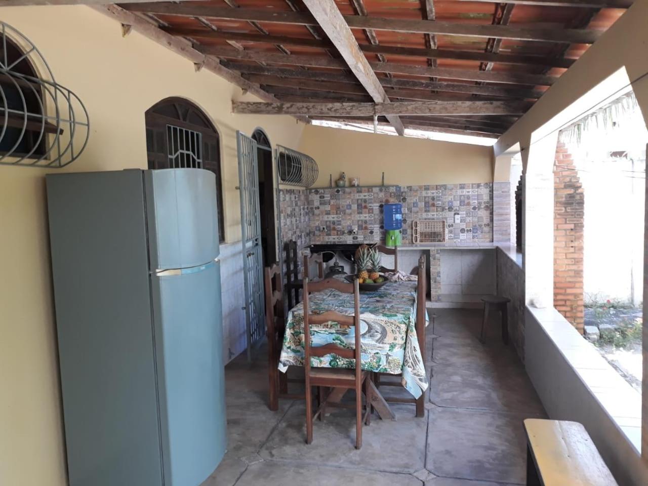 Aluga-se casa perto da orla para temporada.