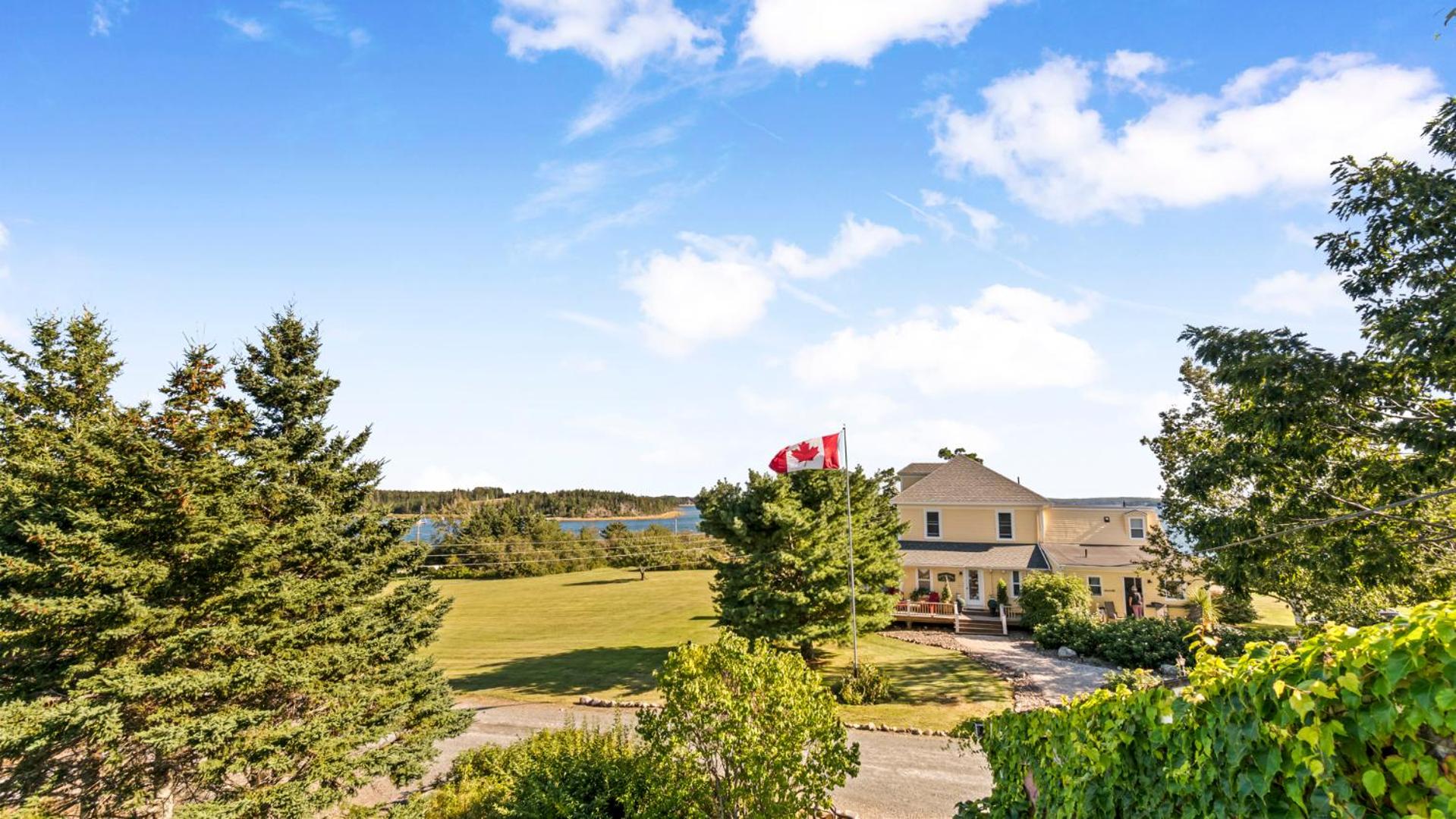 Bayview Pines Country Inn B&B