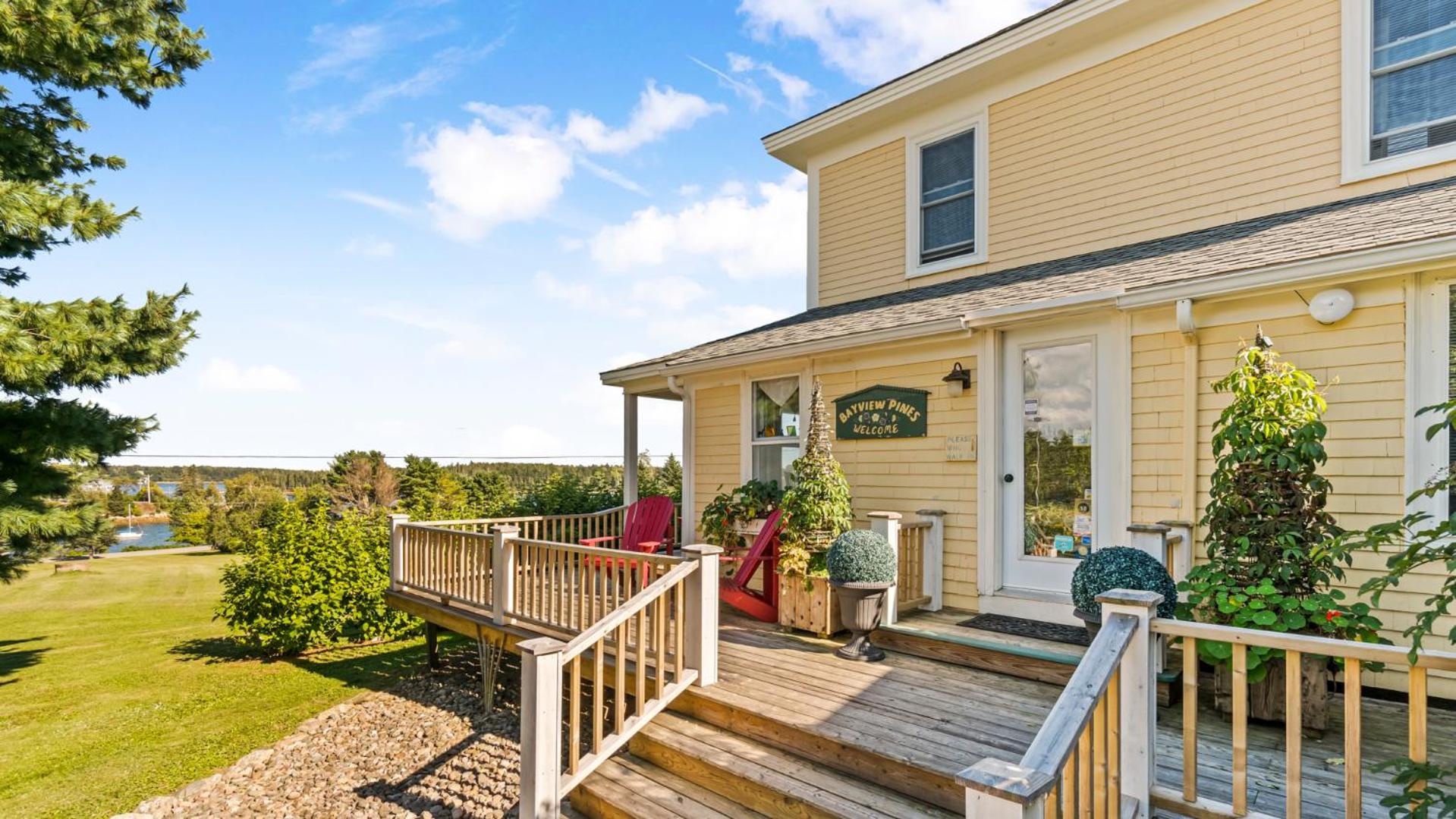 Bayview Pines Country Inn B&B