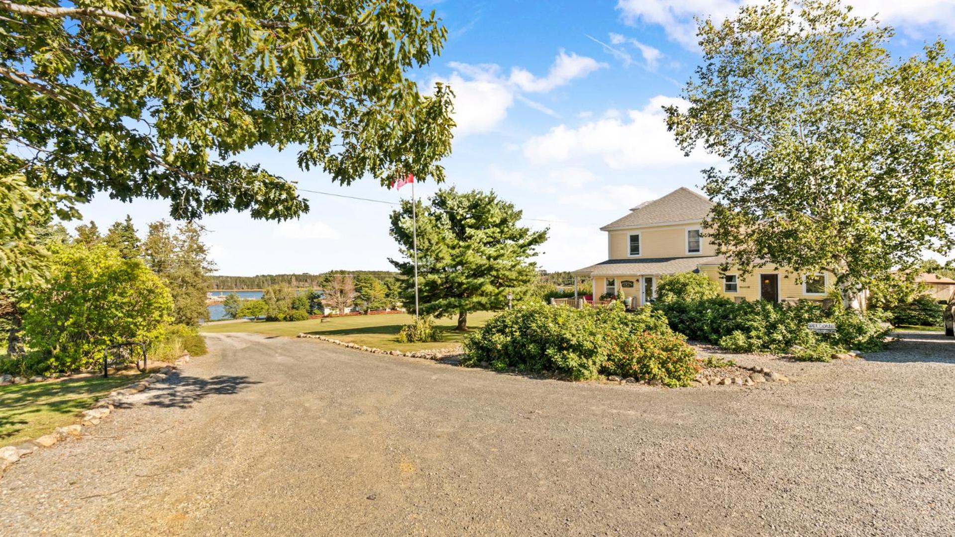 Bayview Pines Country Inn B&B