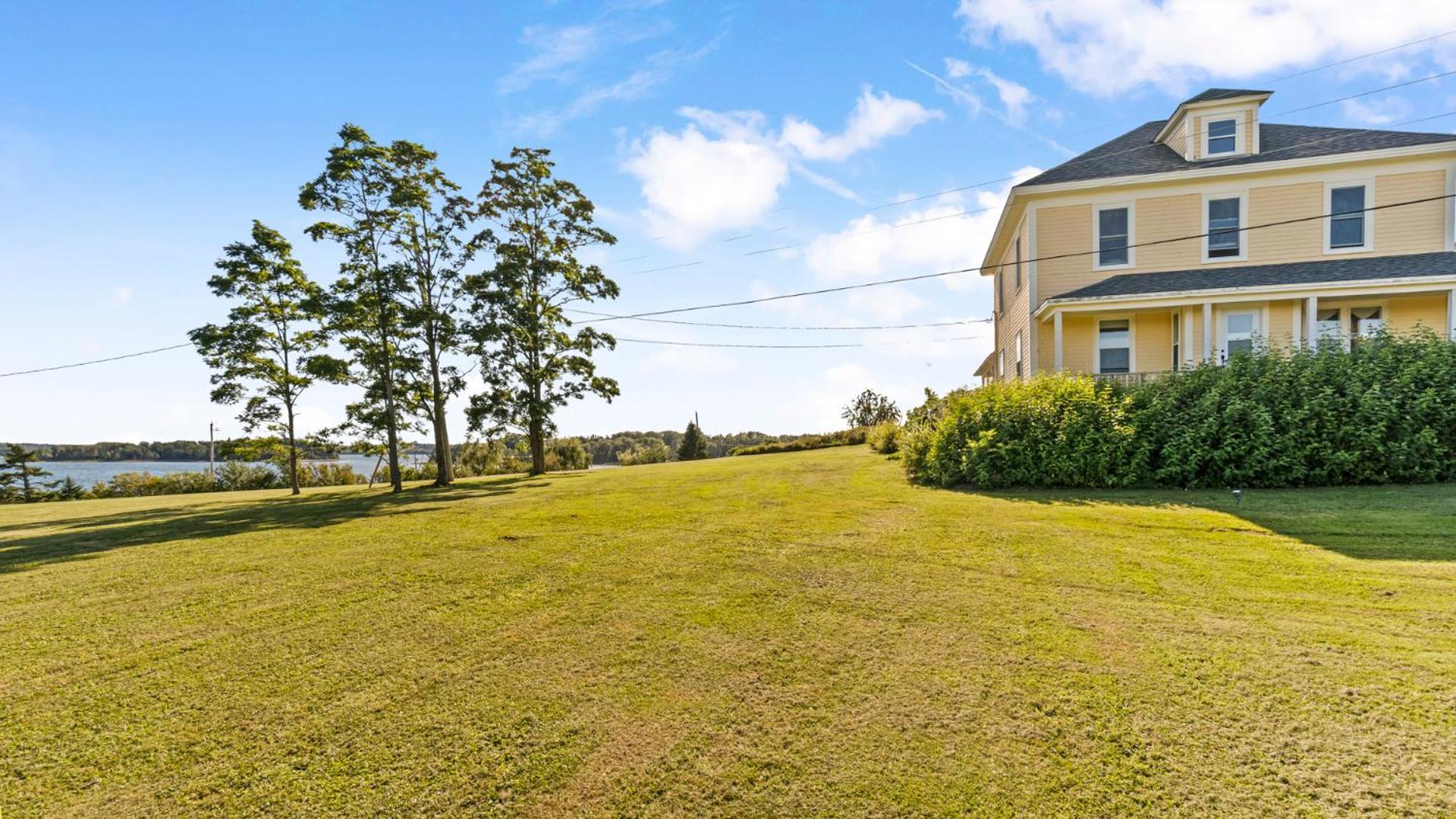 Bayview Pines Country Inn B&B