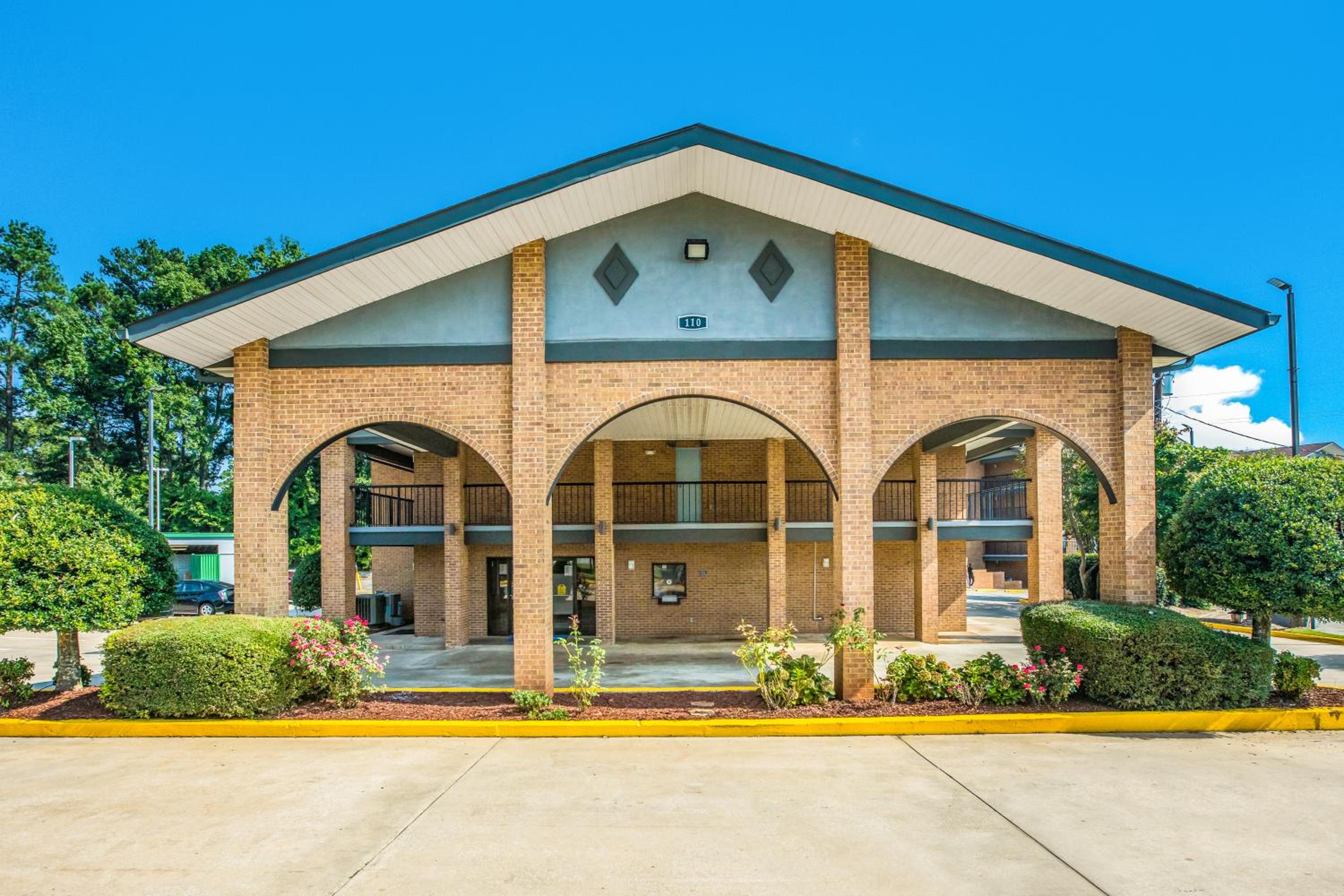 Americas Best Value Inn Stockbridge - Property Image 1