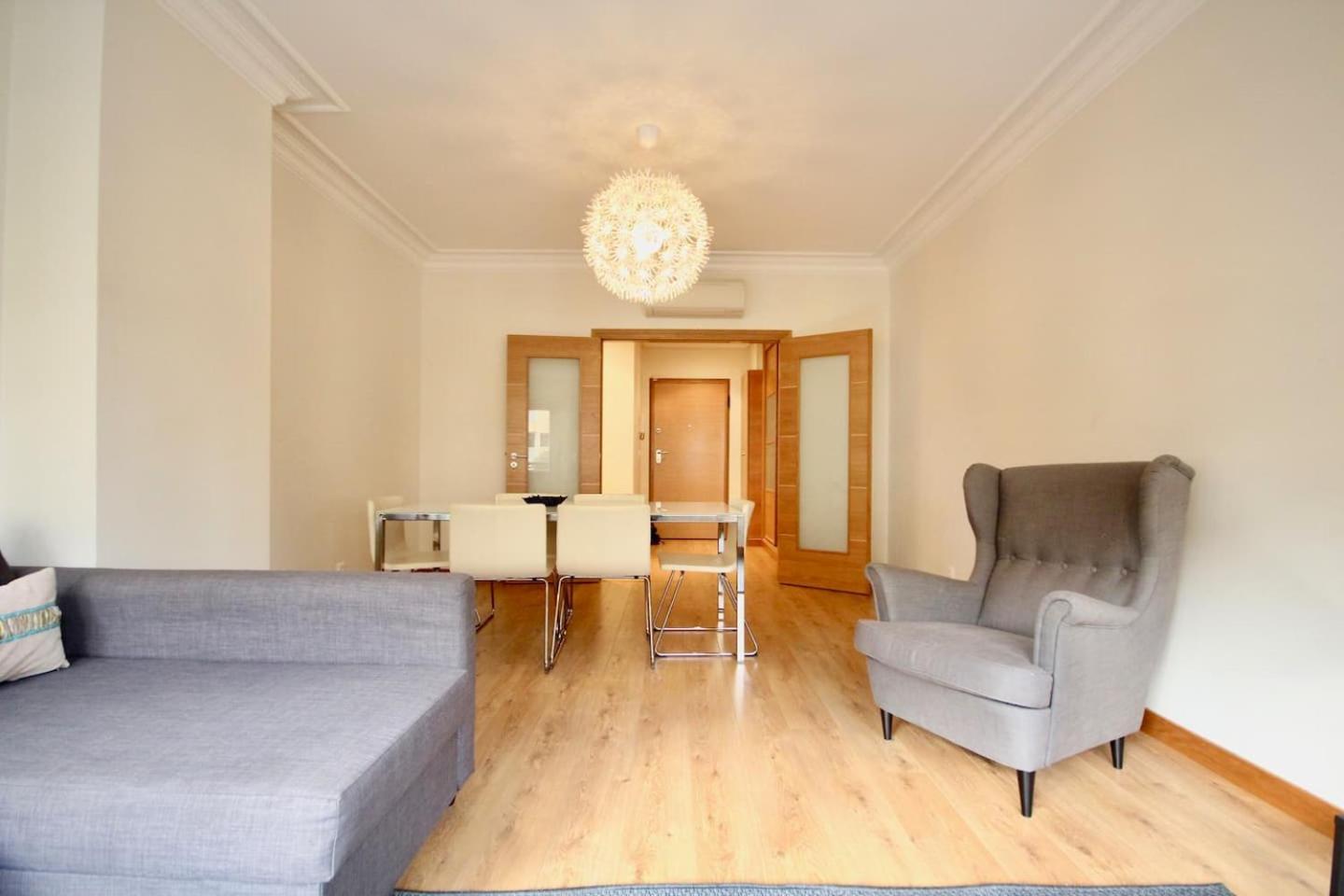 Cozy Orange Telheiras Apartment
