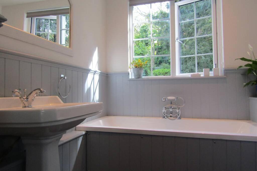 Lovely Spacious Cottage Near The Coast view 2