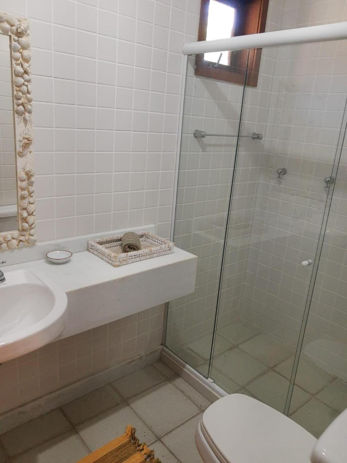 Casa ampla em condomínio fechado com área de lazer completa