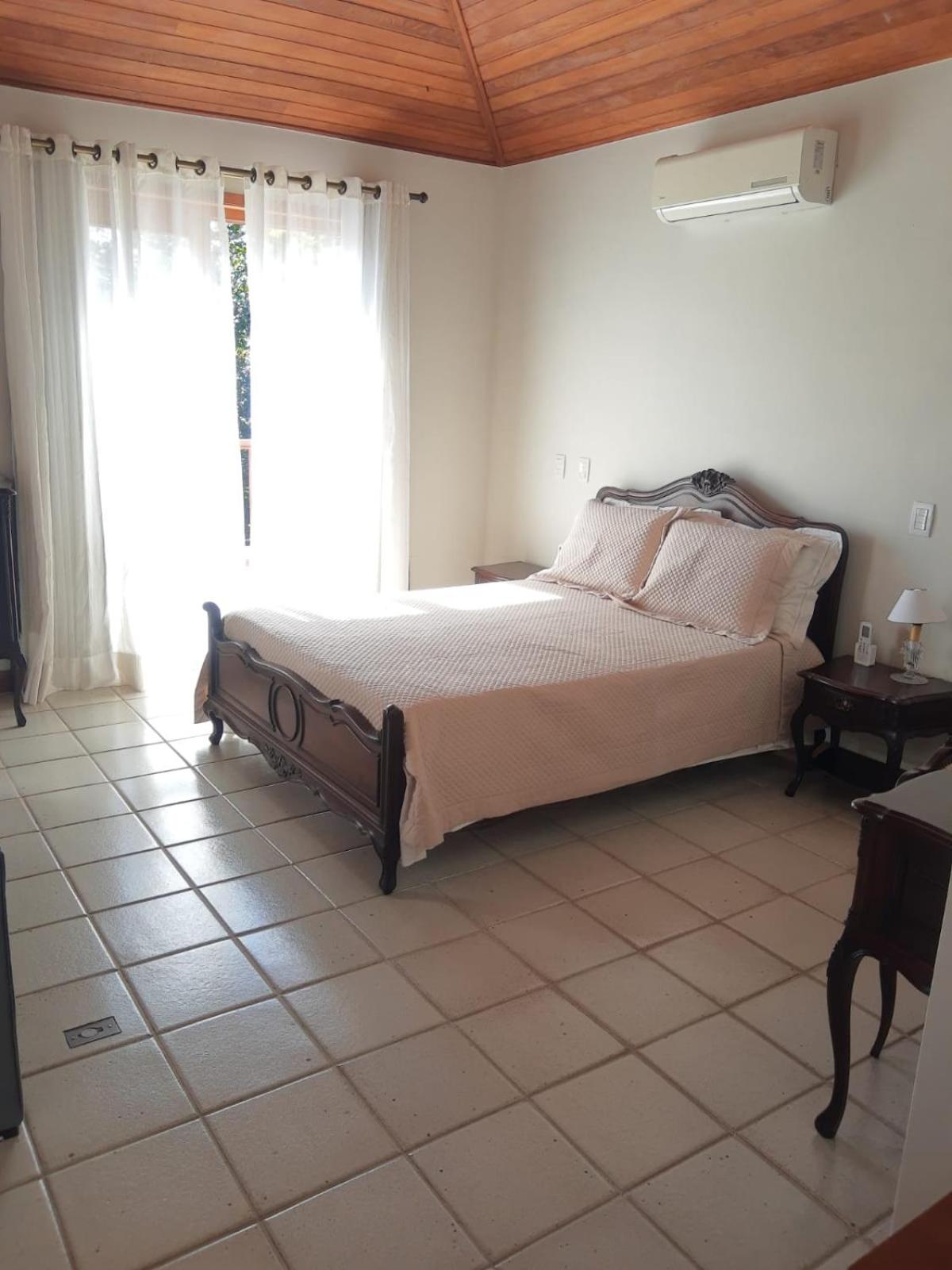 Casa ampla em condomínio fechado com área de lazer completa
