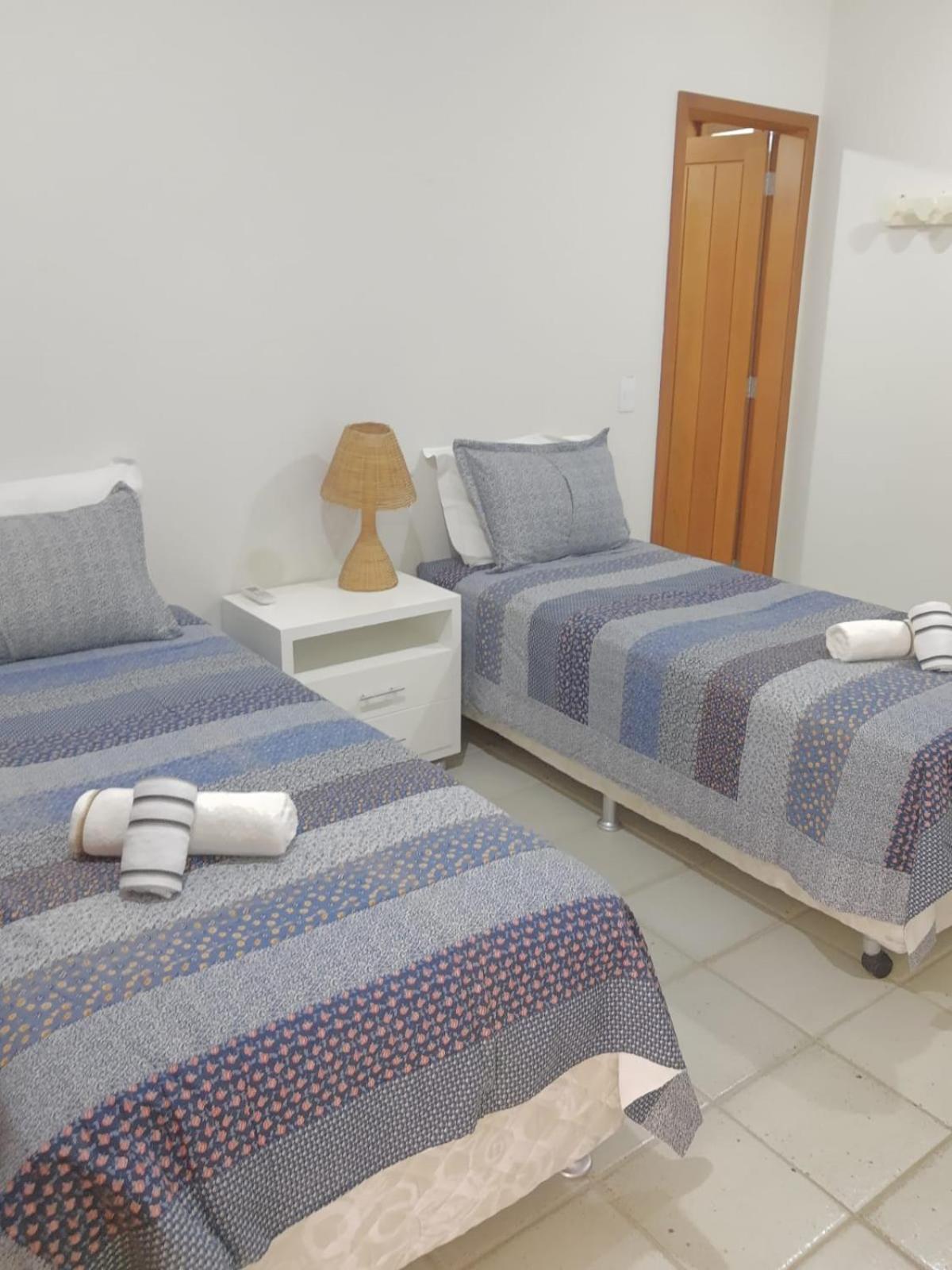 Casa ampla em condomínio fechado com área de lazer completa