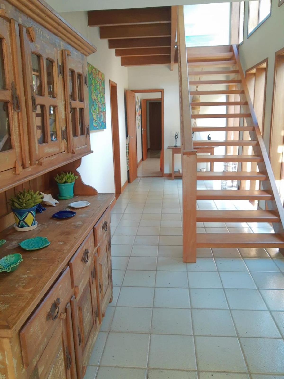 Casa ampla em condomínio fechado com área de lazer completa