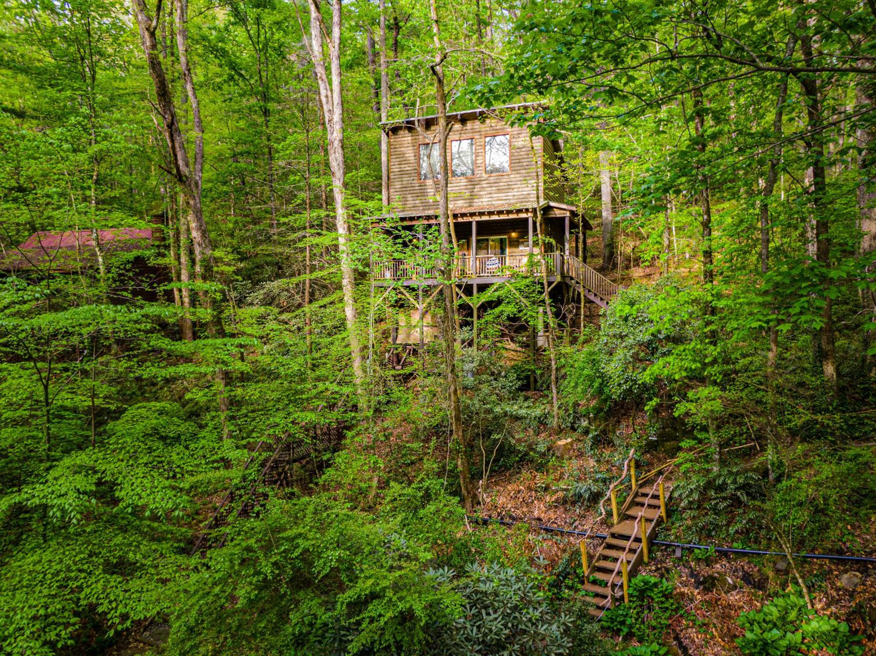 Hotel The Treehouse - Rocking Chair Deck With Hot Tub Below, Walking Distance To Downtown Helen, Sleeps 5