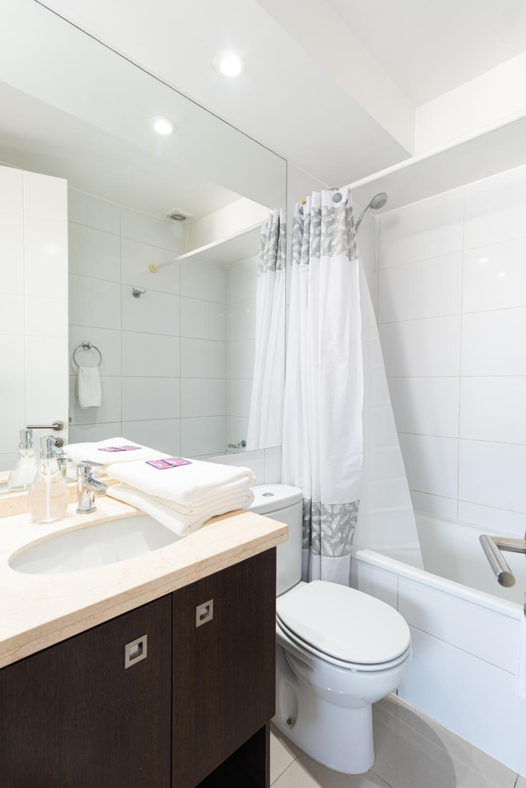 Kennedy Retreat 1BR With Parking Smart TV Pool & Gym
