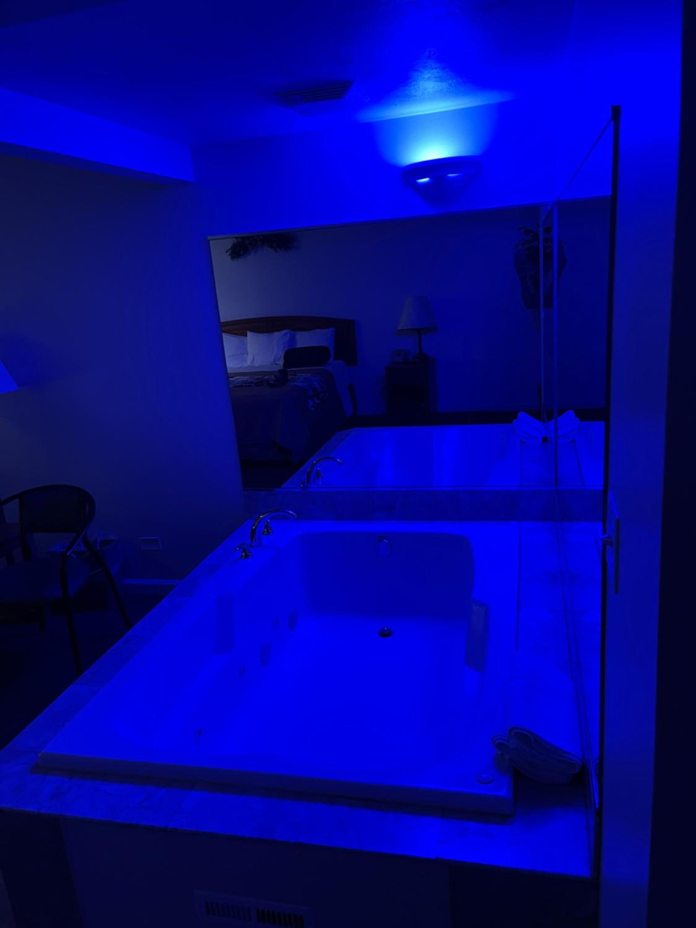 VIBE INN - WHIRLPOOLS SUITES - Lyons, photo 11