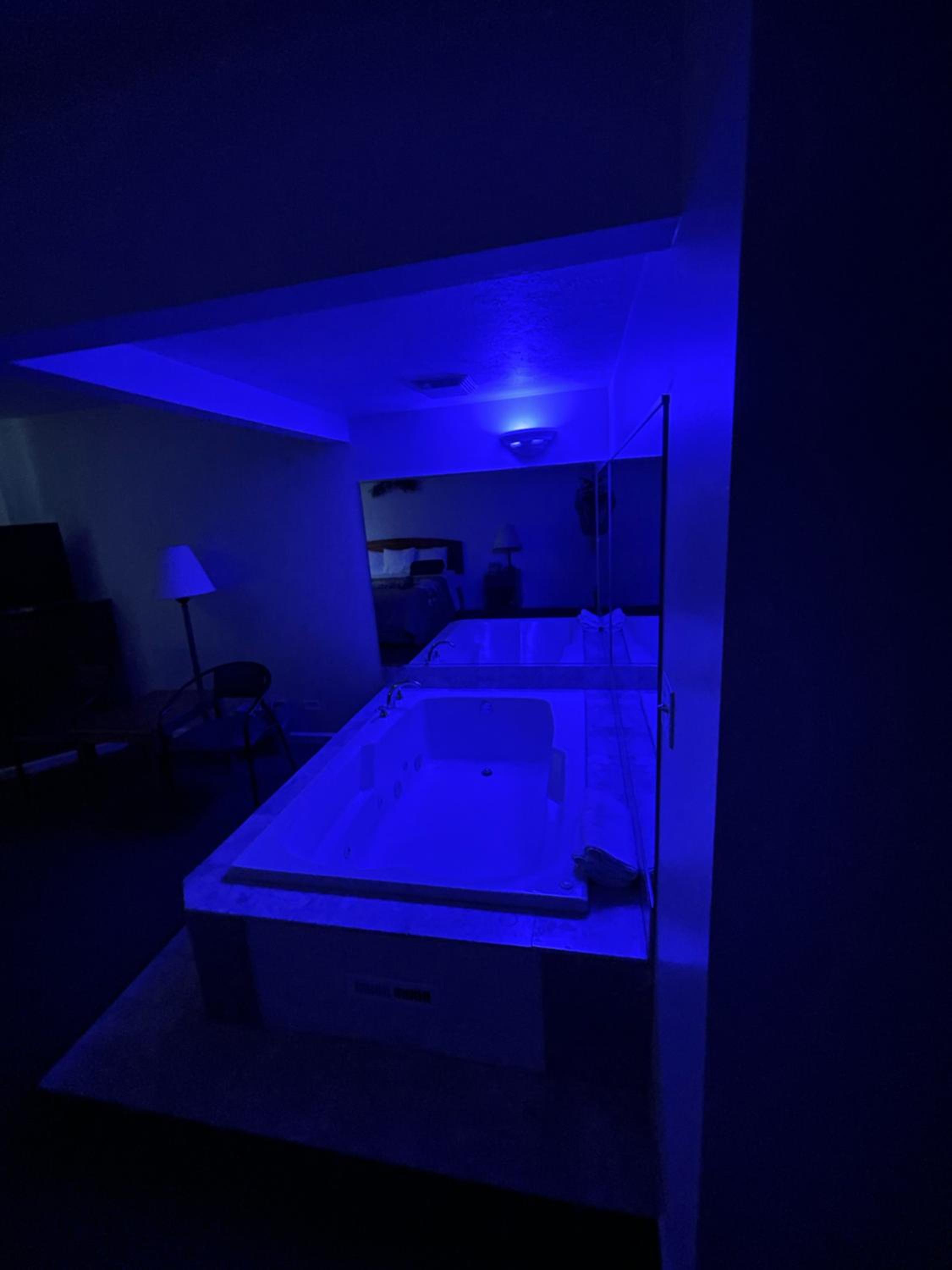 VIBE INN - WHIRLPOOLS SUITES - Lyons, photo 15