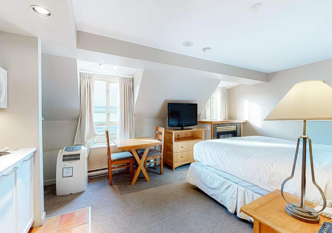 Whistler Peak Lodge by TS