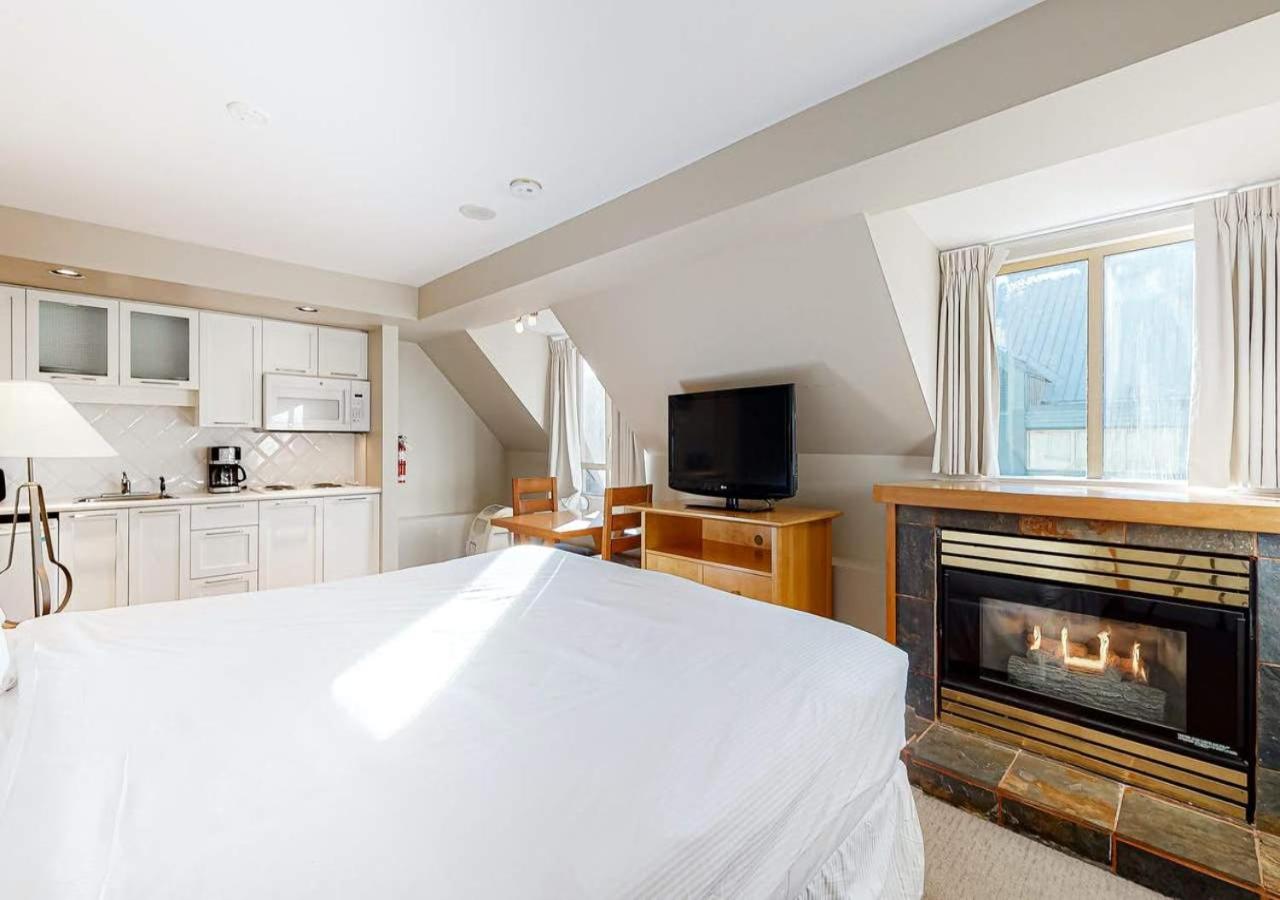 Whistler Peak Lodge by TS